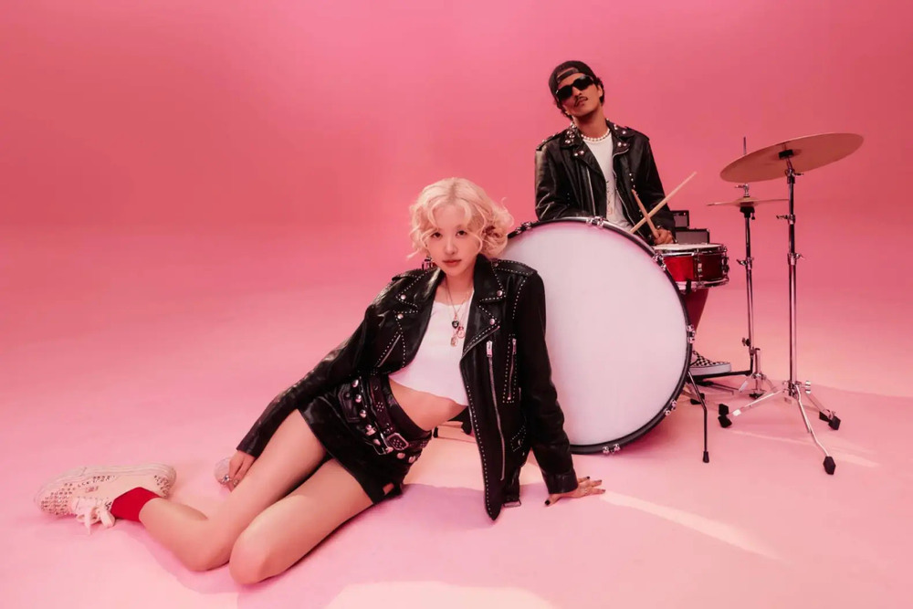 Taylor Swift'i geride bırakan Rosé BlackPink ve Bruno Mars'ın yeni şarkısı 2024'ün en patlayıcı iş birliği - Fotoğraf 1. Vượt Taylor Swift, ca khúc mới của Rosé BlackPink và Bruno Mars là màn kết hợp bùng nổ nhất 2024 - Ảnh 1.