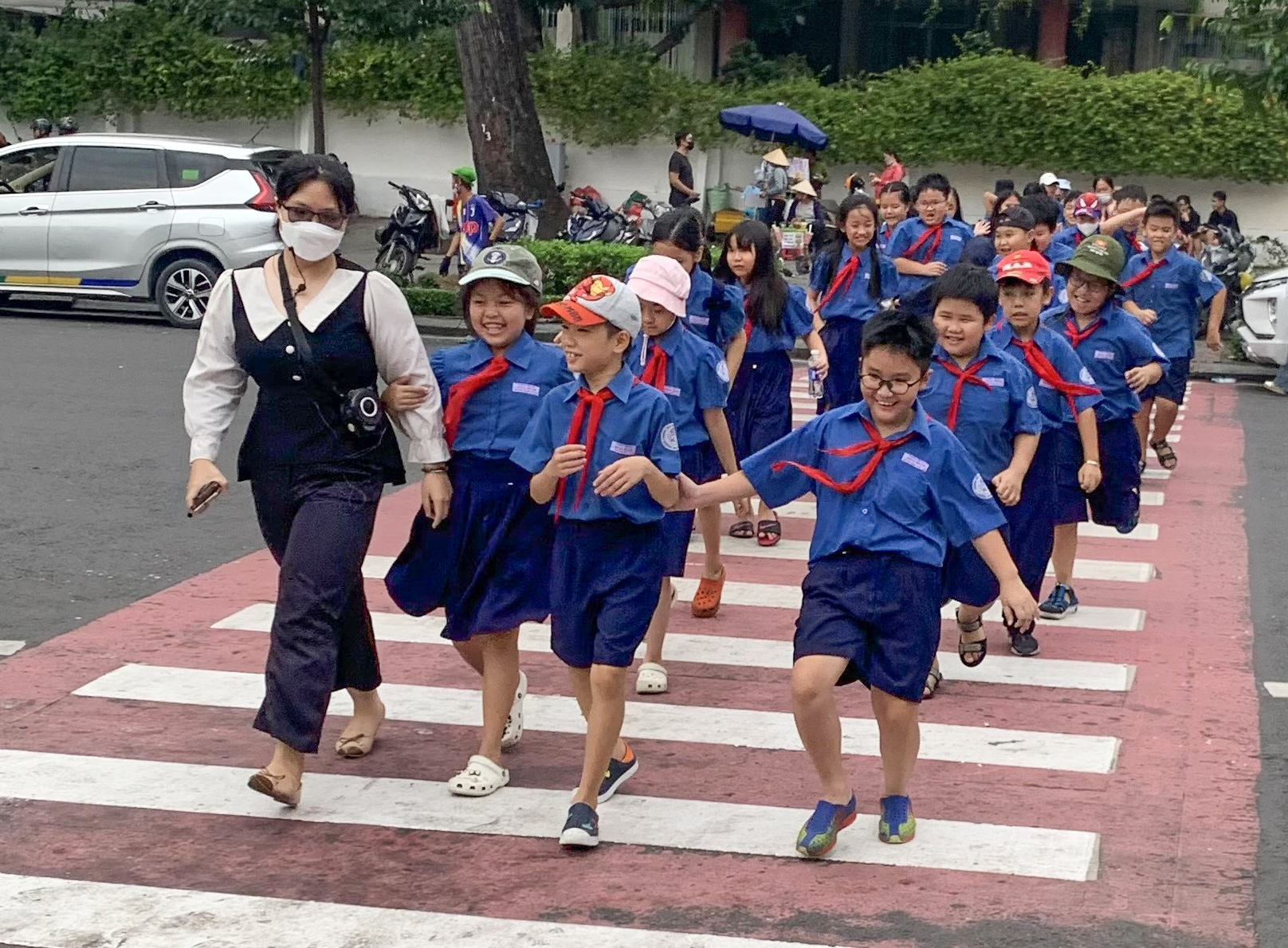 Đời thường dung dị ở trung tâm TP.HCM qua ống kính của sinh viên Trường đại học Nguyễn Tất Thành - Ảnh 2.