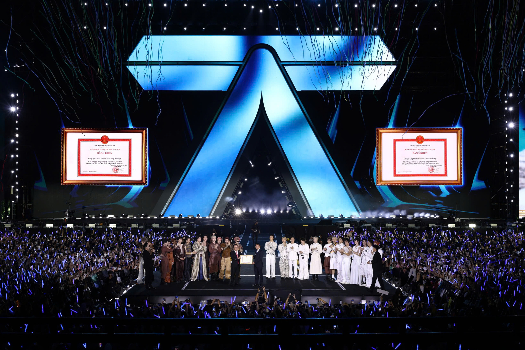 Bộ Văn hóa, Thể thao và Du lịch khen tặng những đóng góp của DatVietVAC - Ảnh 1.