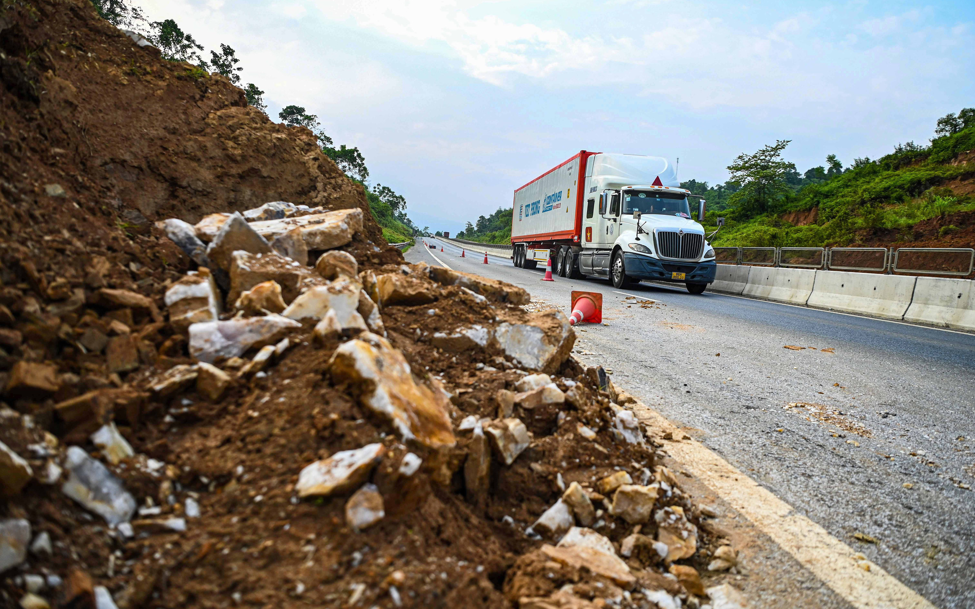 Xe tải bốc cháy ngùn ngụt trên cao tốc Nội Bài - Lào Cai - Ảnh 2.
