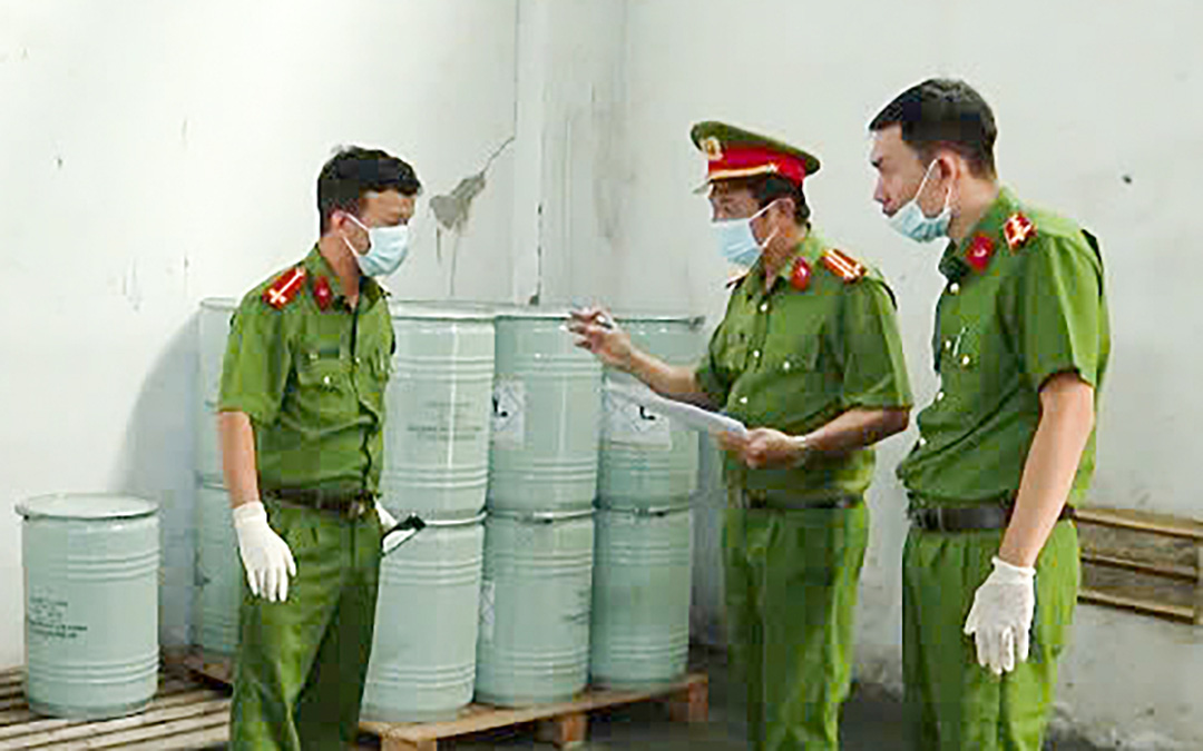Sau gần 2 tháng, Công an TP.HCM khởi tố 31 bị can, thu giữ 9,7 tấn xyanua - Ảnh 5.