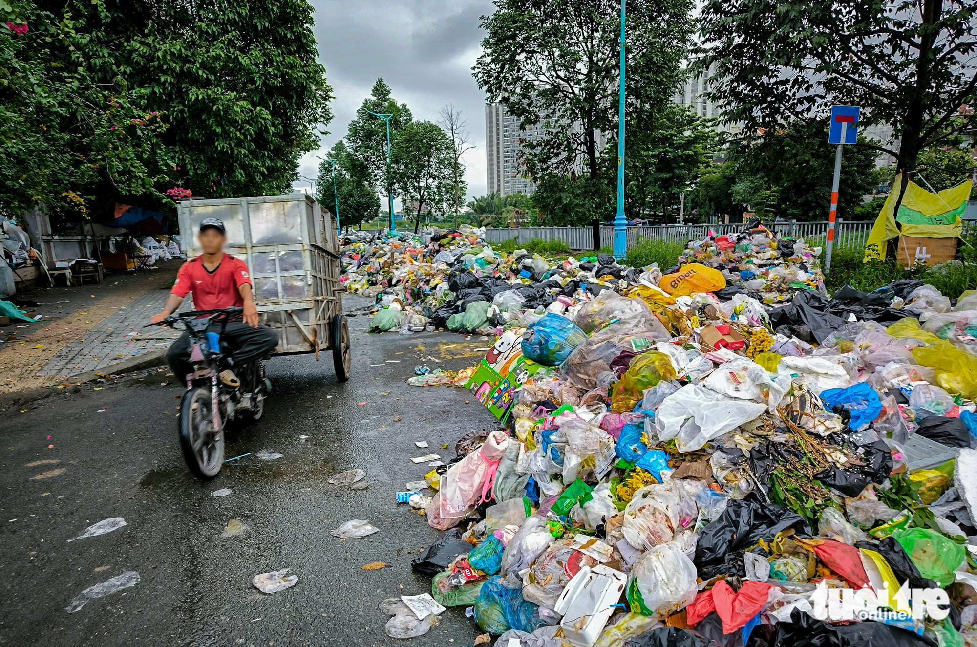 Hãi hùng con đường rác thải dài 200m ngay cạnh Học viện Cán bộ TP.HCM | VOZ