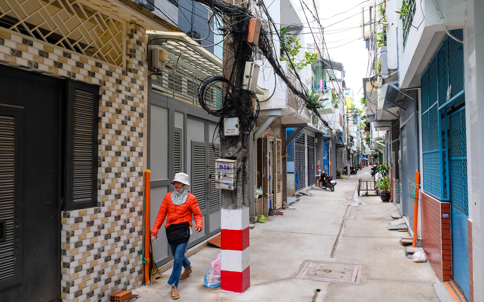 Sau phản ánh của Tuổi Trẻ, cột điện chắn giữa hẻm ở quận 3 đã được di dời - Ảnh 5.