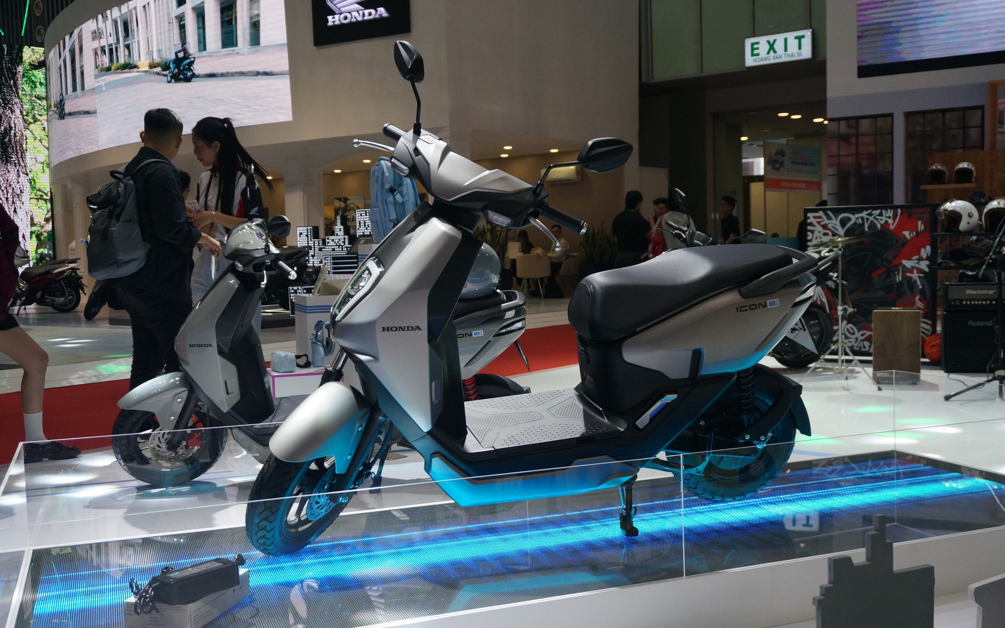 Xe máy điện tự lái, tự gạt chân chống, chạy 100km/sạc - Ảnh 13.