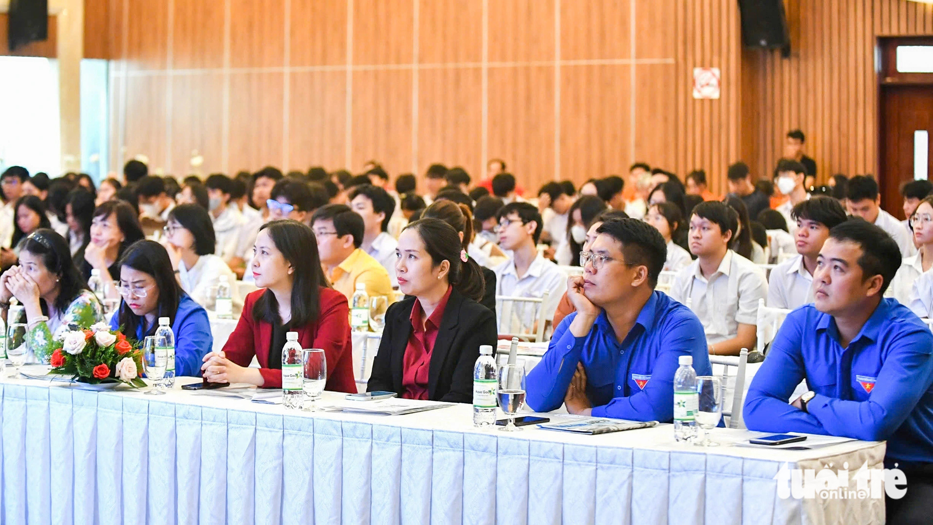 Mẹ hàng ngày nuôi cha tâm thần, nay đi 350km 'coi' con được Tiếp sức đến trường: Tui hồi hộp quá! - Ảnh 17.