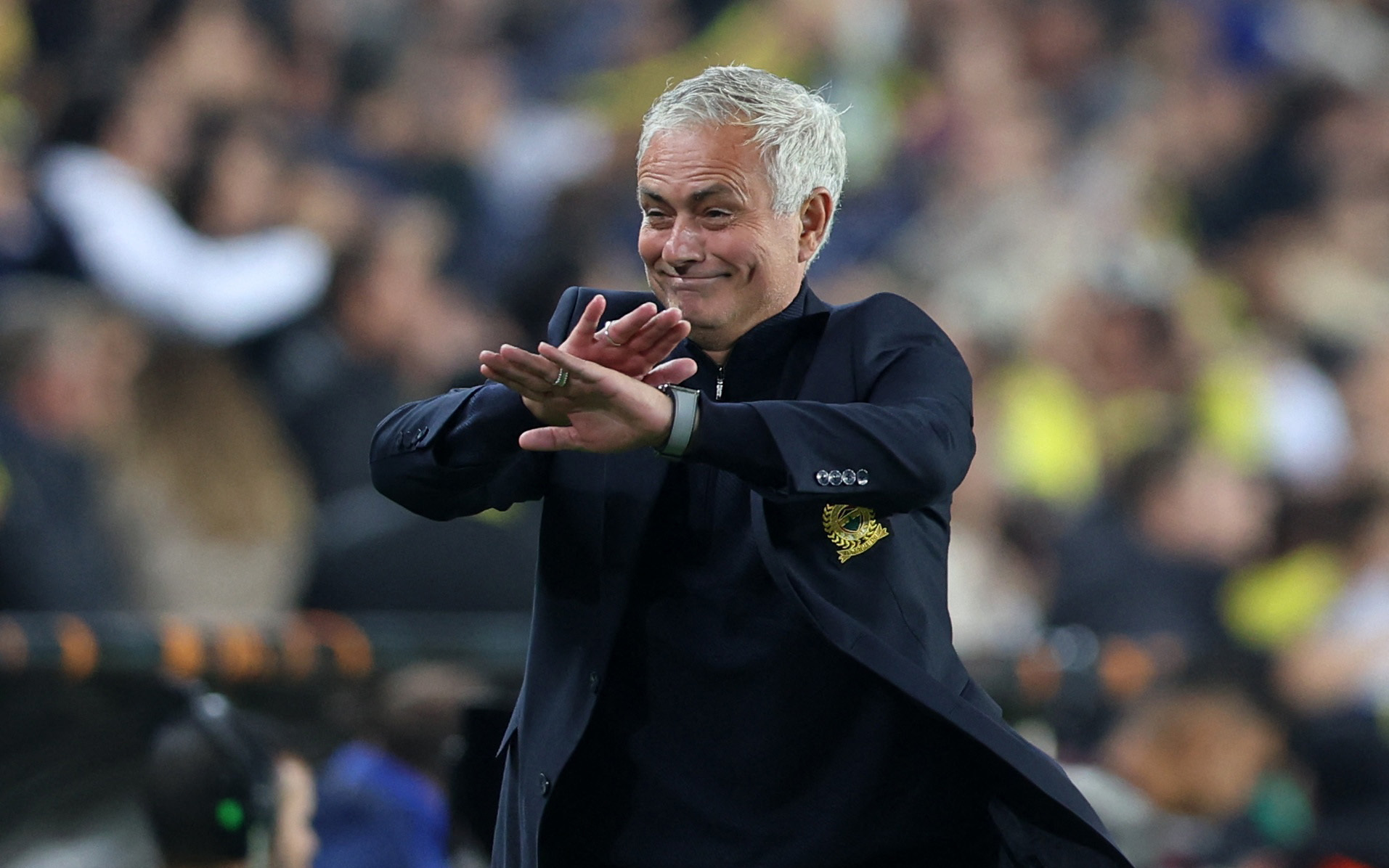 Jose Mourinho 'vồ ếch' khi mừng chiến thắng - Ảnh 1.