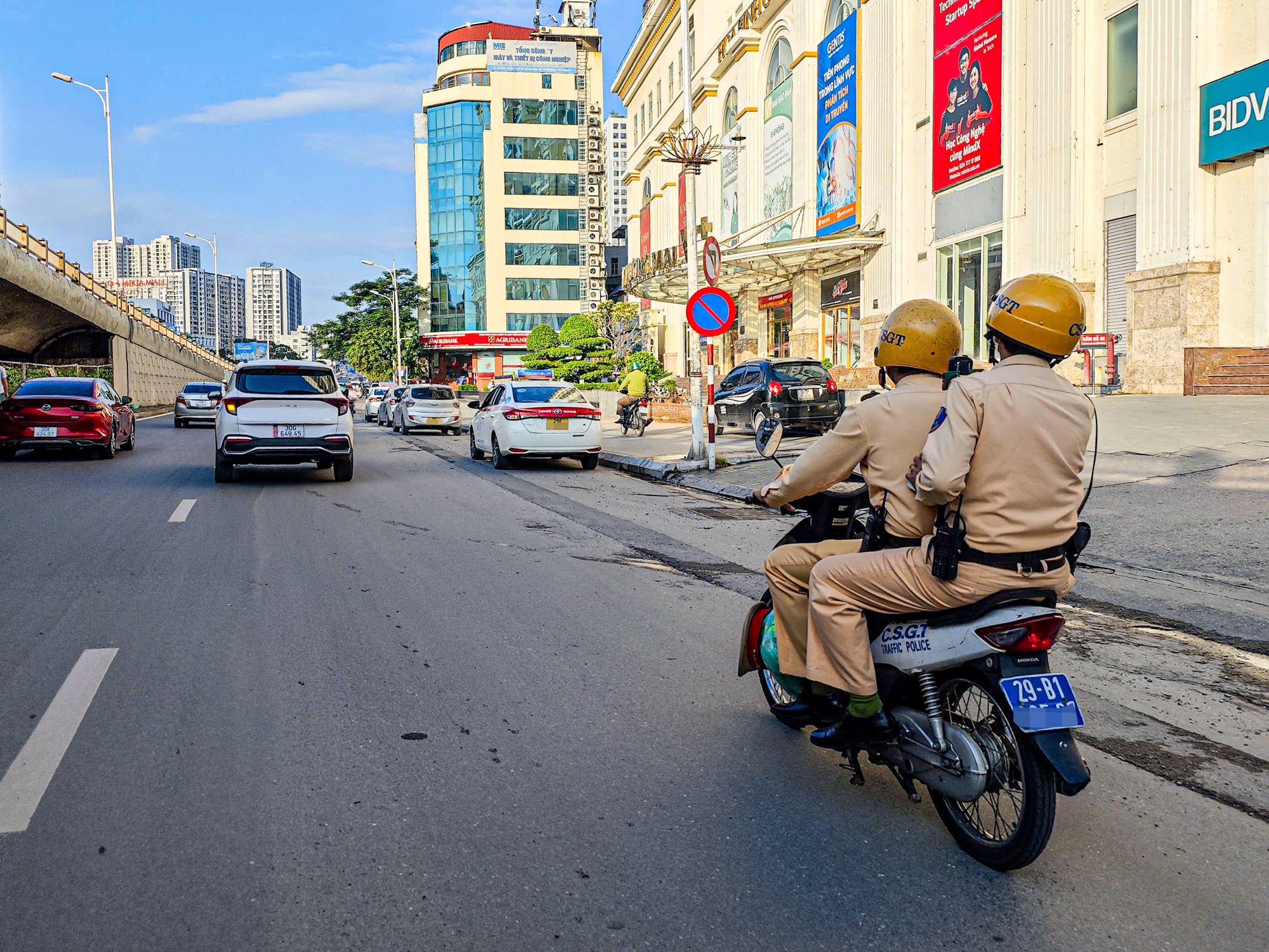 Ô tô dừng đỗ, đón khách bừa bãi trên phố Hà Nội: Tài xế nói 'không làm vậy sẽ mất khách' - Ảnh 3.