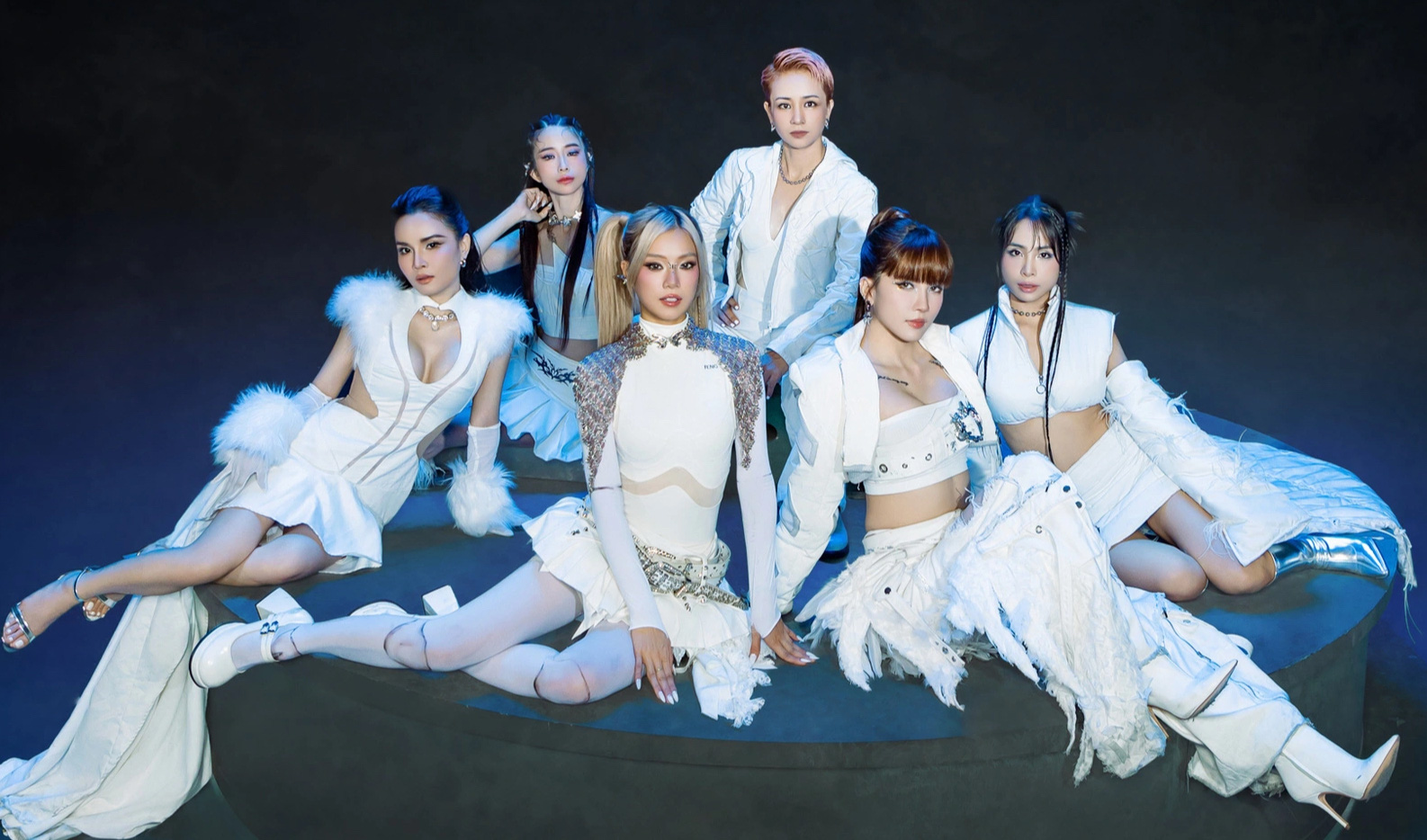 Krásná dáma jedoucí ve větru vydala videoklip s tématem Hvězda v galaxii - Foto 1. Chị đẹp đạp gió ra MV chủ đề Ngôi sao giữa thiên hà - Ảnh 1.