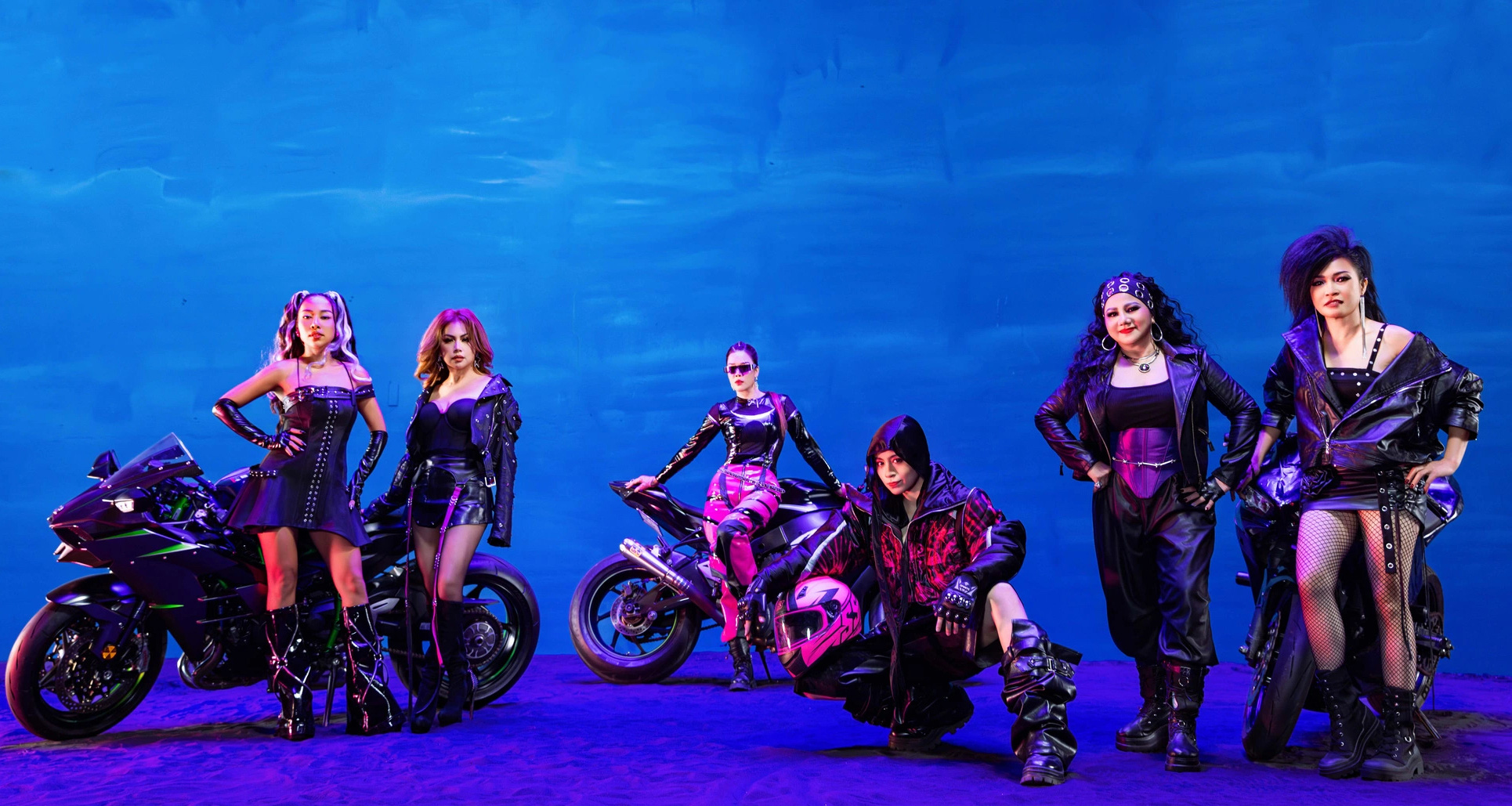 Krásná dáma jedoucí ve větru vydala videoklip s tématem Hvězda v galaxii - Foto 2. Chị đẹp đạp gió ra MV chủ đề Ngôi sao giữa thiên hà - Ảnh 2.