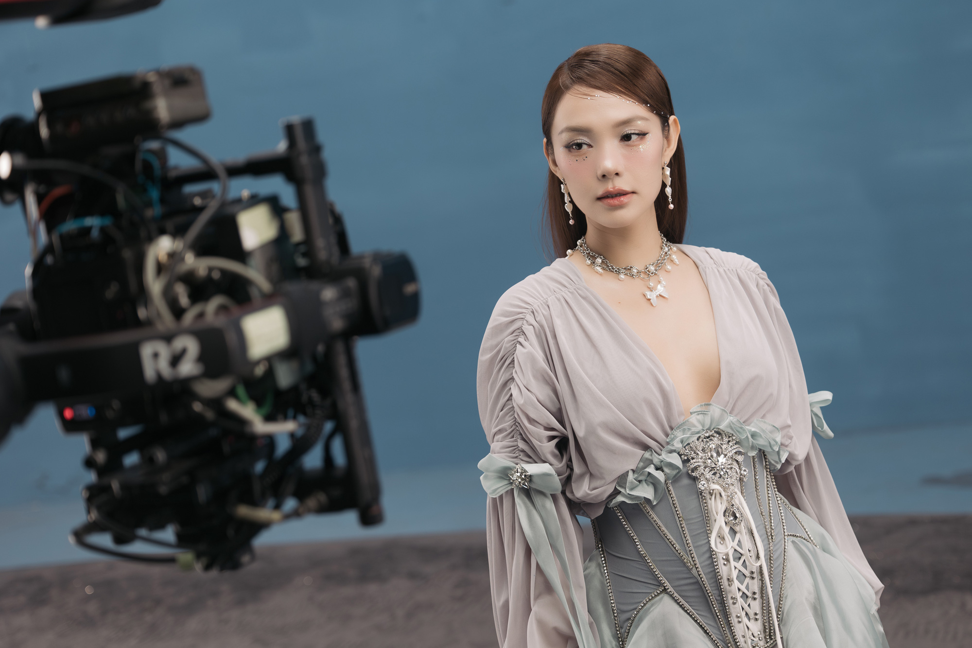 Krásná dáma jedoucí ve větru vydala videoklip s tématem Hvězda v galaxii - Foto 7. Chị đẹp đạp gió ra MV chủ đề Ngôi sao giữa thiên hà - Ảnh 7.