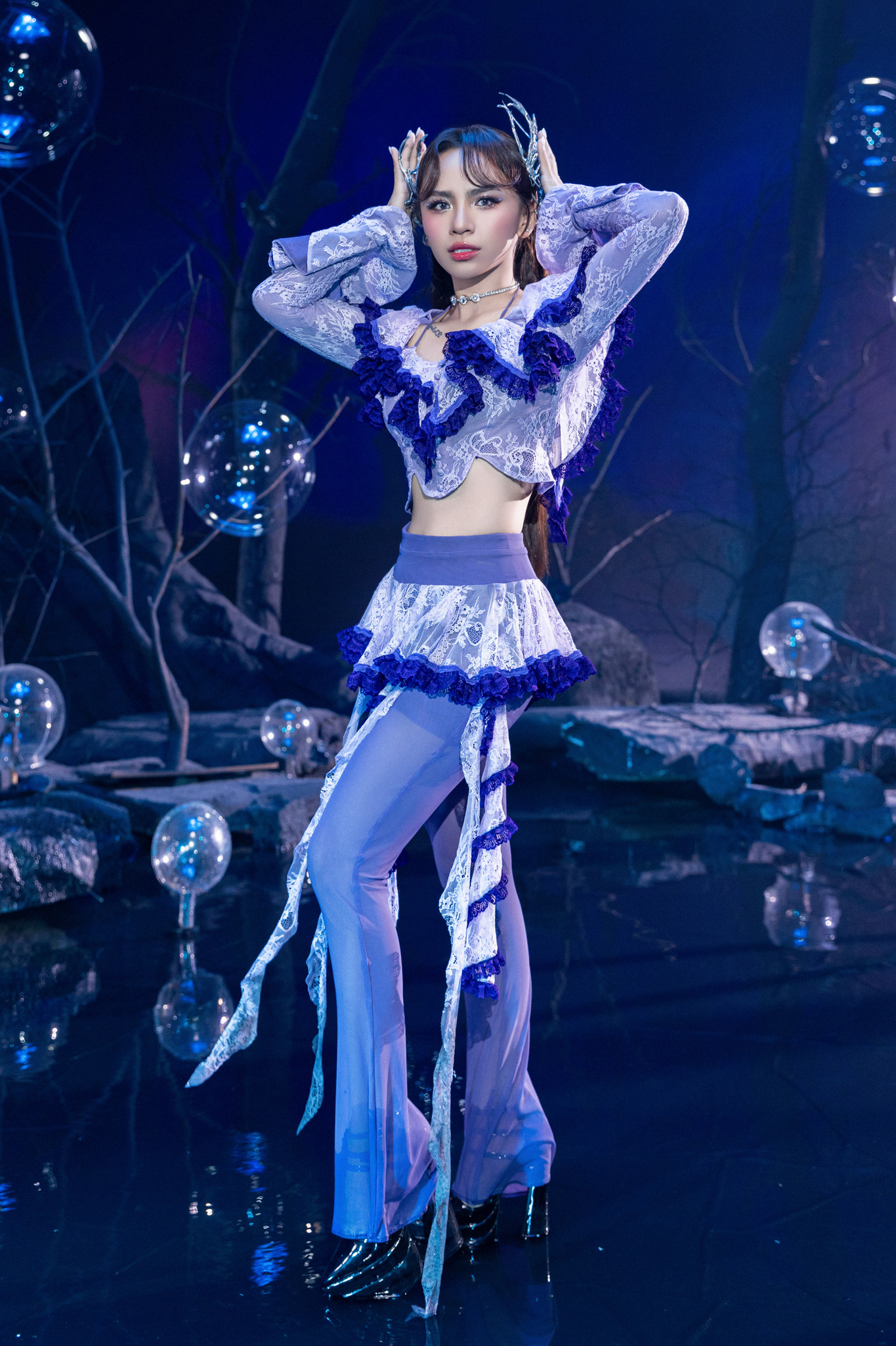 Krásná dáma jedoucí ve větru vydala videoklip s tématem Hvězda v galaxii - Foto 5. Chị đẹp đạp gió ra MV chủ đề Ngôi sao giữa thiên hà - Ảnh 5.