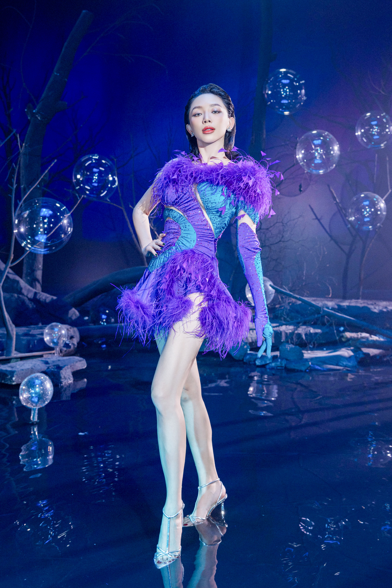 Krásná dáma jedoucí ve větru vydala videoklip s tématem Hvězda v galaxii - Foto 4. Chị đẹp đạp gió ra MV chủ đề Ngôi sao giữa thiên hà - Ảnh 4.