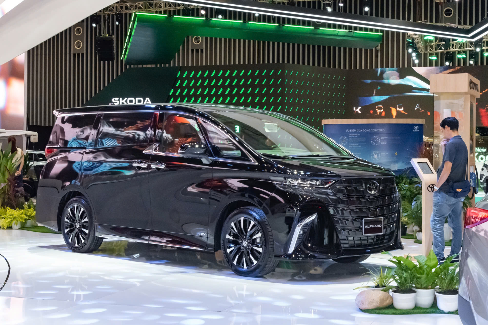 Những xe 'nhất' tại Vietnam Motor Show 2024: Đắt nhất, mạnh nhất, lạ nhất... - Ảnh 2.