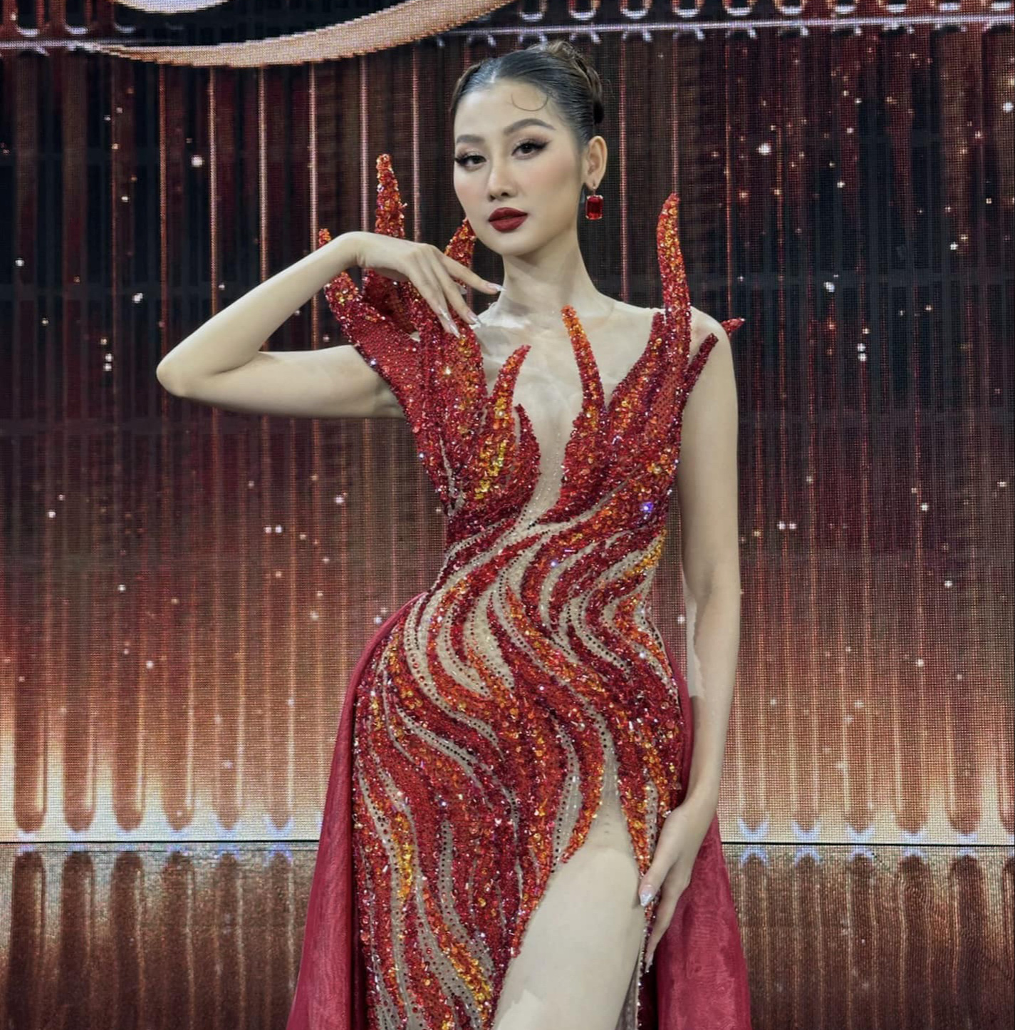 អ្នករចនាម៉ូដជនជាតិវៀតណាមមានរ៉ូបចំនួន 20 បង្ហាញខ្លួនក្នុងកម្មវិធី Miss Grand International 2024 - រូបថត 2. Nhà thiết kế Việt có 20 chiếc đầm xuất hiện tại Miss Grand International 2024 - Ảnh 1.