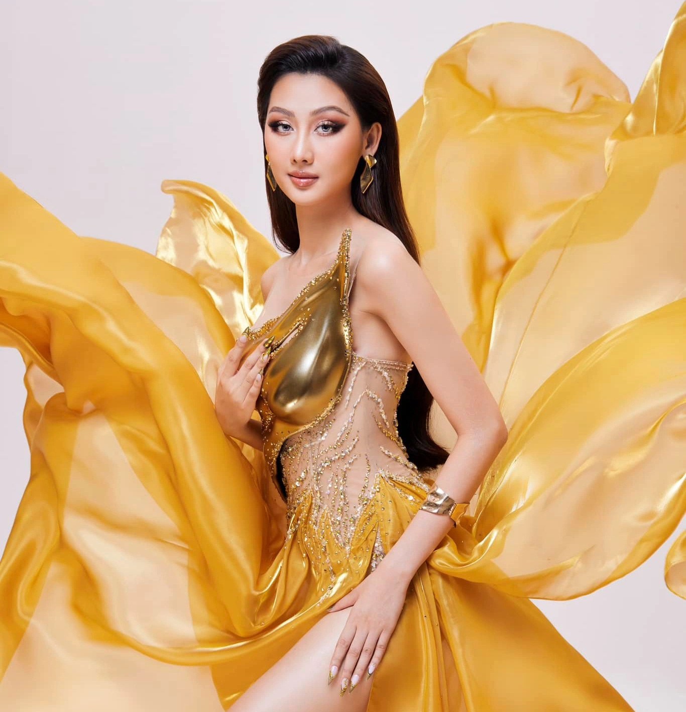 អ្នករចនាម៉ូដជនជាតិវៀតណាមមានរ៉ូបចំនួន 20 បង្ហាញខ្លួនក្នុងកម្មវិធី Miss Grand International 2024 - រូបថត 3. Nhà thiết kế Việt có 20 chiếc đầm xuất hiện tại Miss Grand International 2024 - Ảnh 1.