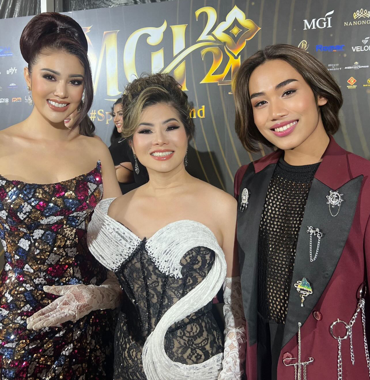 អ្នករចនាម៉ូដជនជាតិវៀតណាមមានរ៉ូបចំនួន 20 បង្ហាញខ្លួនក្នុងកម្មវិធី Miss Grand International 2024 - រូបថត 3. Nhà thiết kế Việt có 20 chiếc đầm xuất hiện tại Miss Grand International 2024 - Ảnh 3.