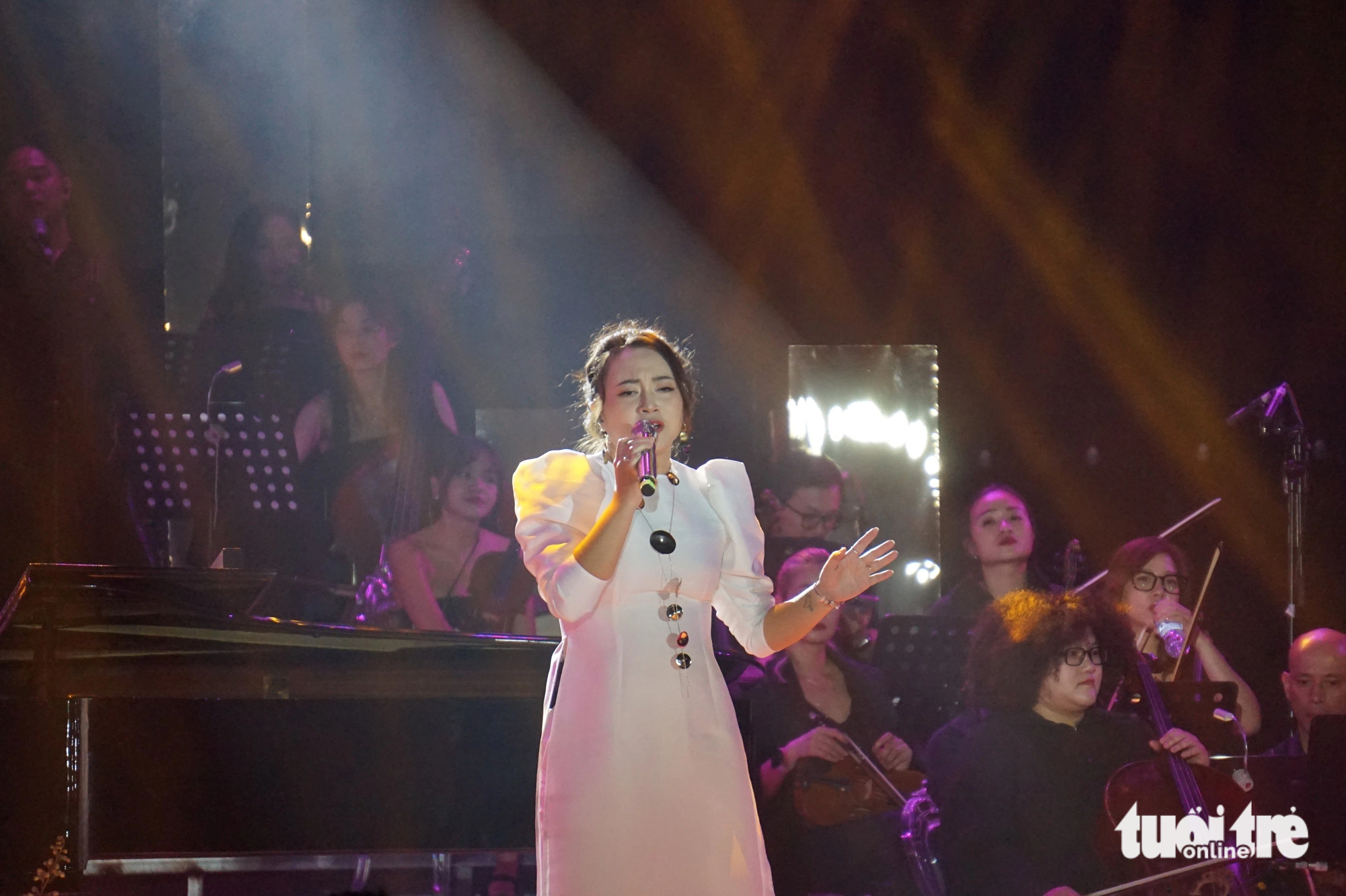 Ouvindo Ho Quynh Huong, Khanh Linh, Hoang Hai, Oplus cantar, vemos que a música de Phu Quang não é apenas de uma cor - Foto 2. Nhạc Phú Quang đâu chỉ màu buồn - Ảnh 2.