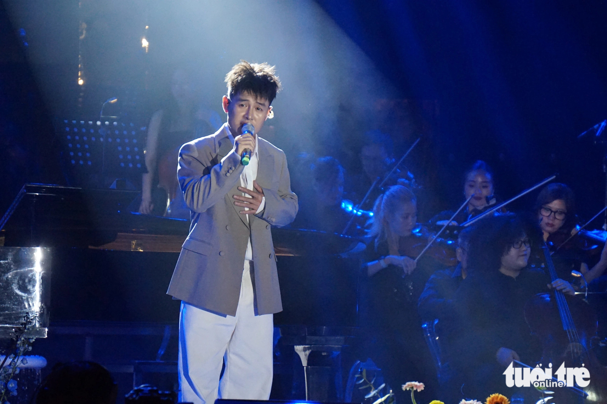 Ouvindo Ho Quynh Huong, Khanh Linh, Hoang Hai, Oplus cantar, vemos que a música de Phu Quang não é apenas de uma cor - Foto 4. Nghe Hồ Quỳnh Hương, Khánh Linh, Hoàng Hải, Oplus hát, thấy nhạc Phú Quang đâu chỉ một màu - Ảnh 4.