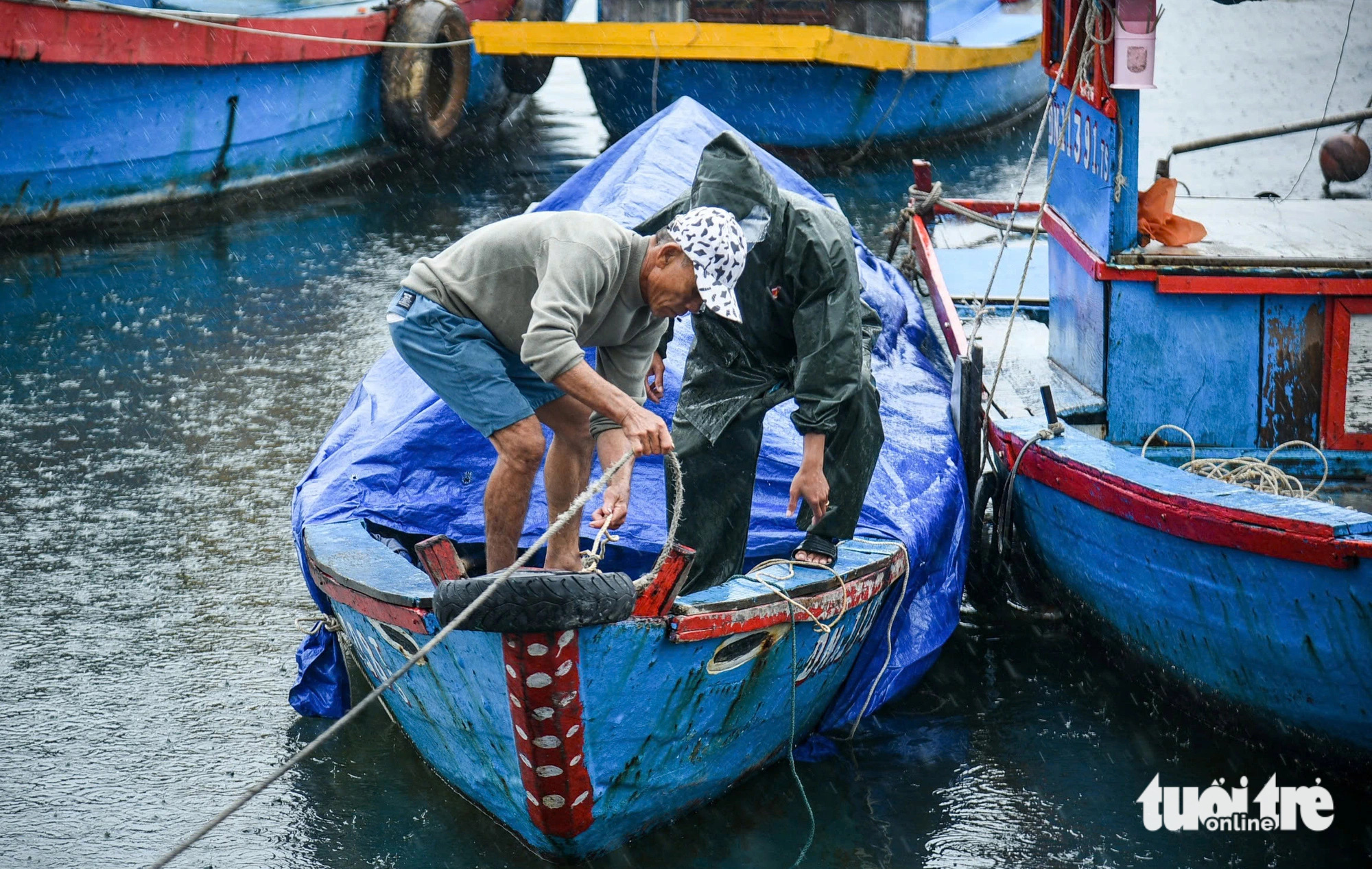 Đà Nẵng: Bộ đội cùng người dân dốc sức ứng phó bão Trà Mi - Ảnh 5.