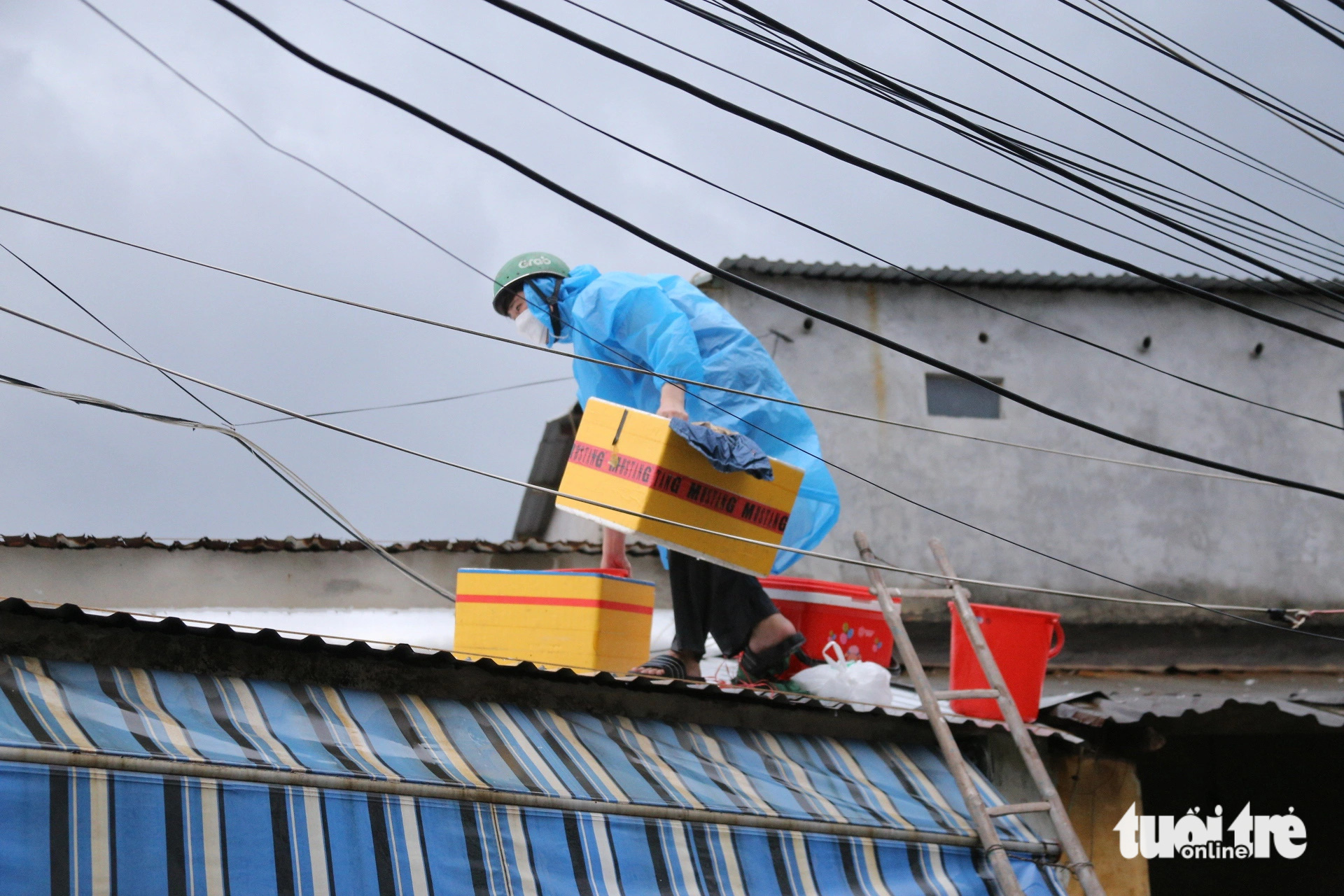 Người dân Đà Nẵng gấp rút kê cao đồ đạc, sẵn sàng ứng phó bão số 6 - Ảnh 6.