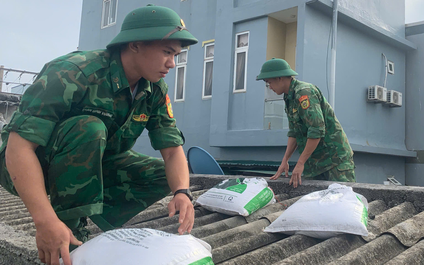 'Bão vào, sóng to cá mới nhiều' bà con bất chấp lệnh cấm ra biển đánh bắt. - Ảnh 7.