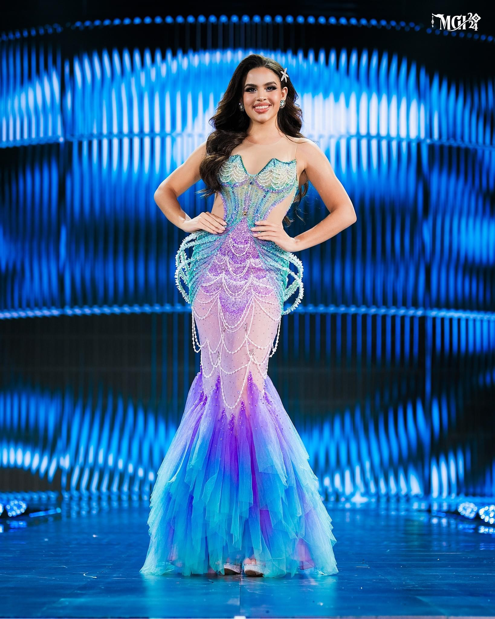 អ្នករចនាម៉ូដជនជាតិវៀតណាមមានរ៉ូបចំនួន 20 បង្ហាញខ្លួនក្នុងកម្មវិធី Miss Grand International 2024 - រូបថត ៤. Nhà thiết kế Việt có 20 chiếc đầm xuất hiện tại Miss Grand International 2024 - Ảnh 4.