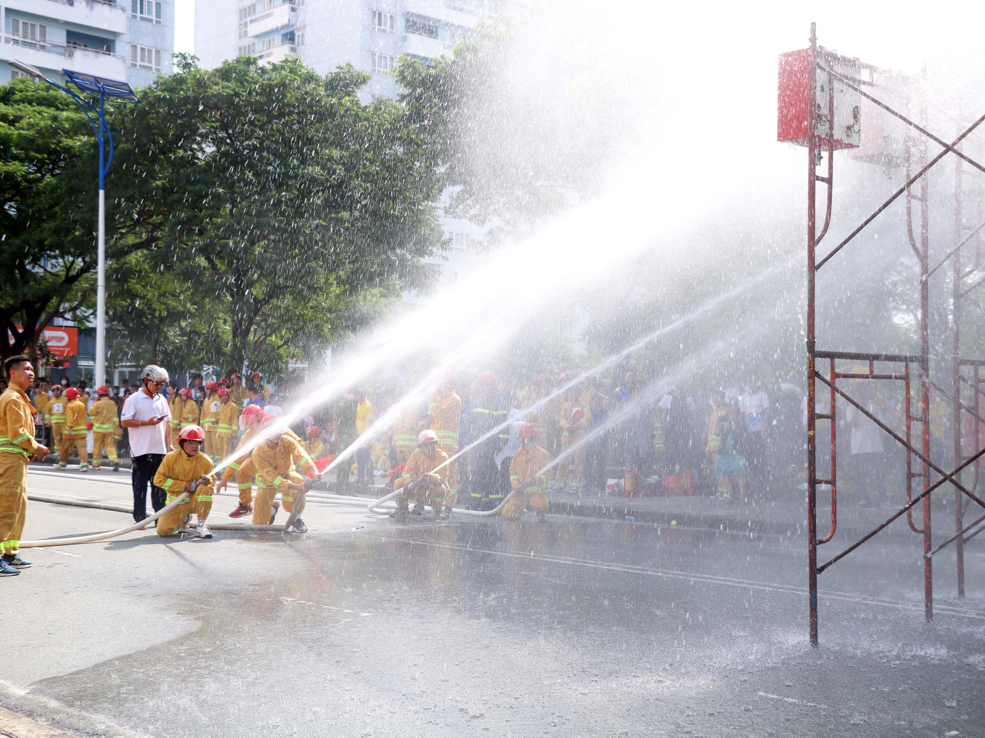 Kịch tính sinh viên 'chữa lửa, cứu người'  - Ảnh 6.