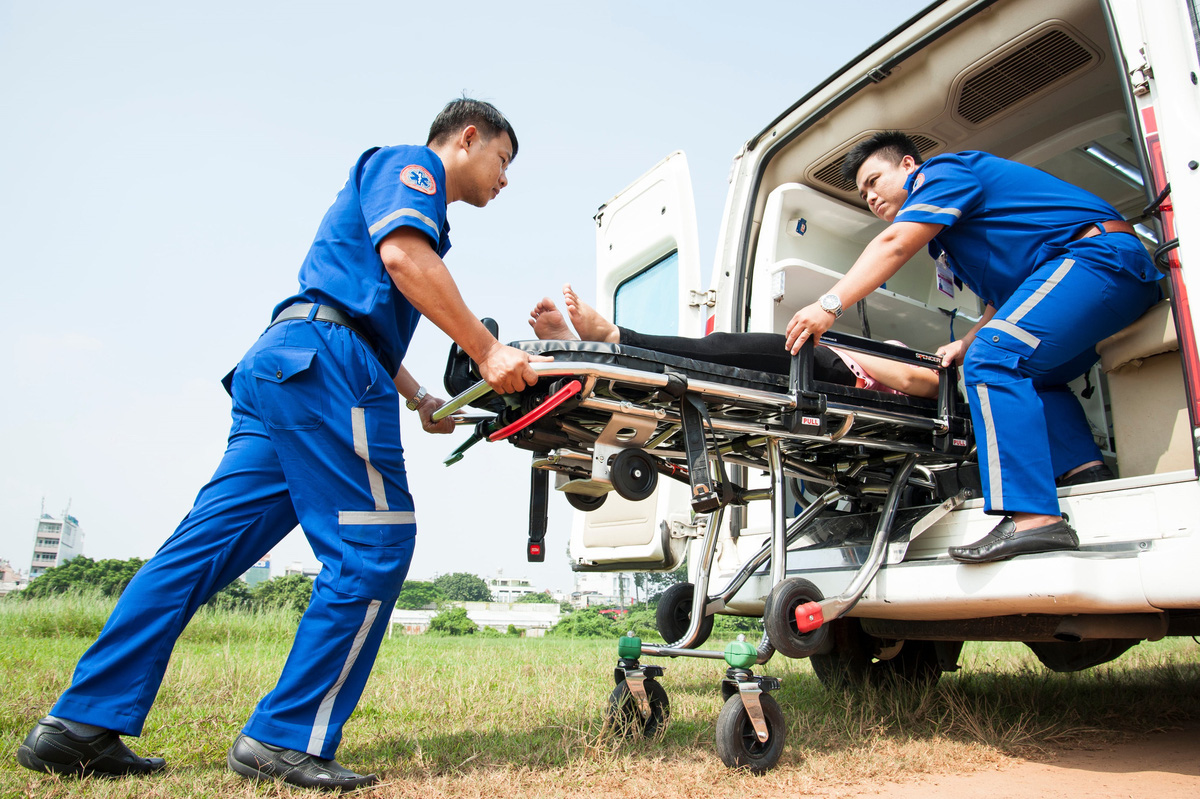 Xe cấp cứu làm nhiệm vụ bị cản trở; Xử lý bãi rác cạnh Học viện Cán bộ TP.HCM  - Ảnh 1.