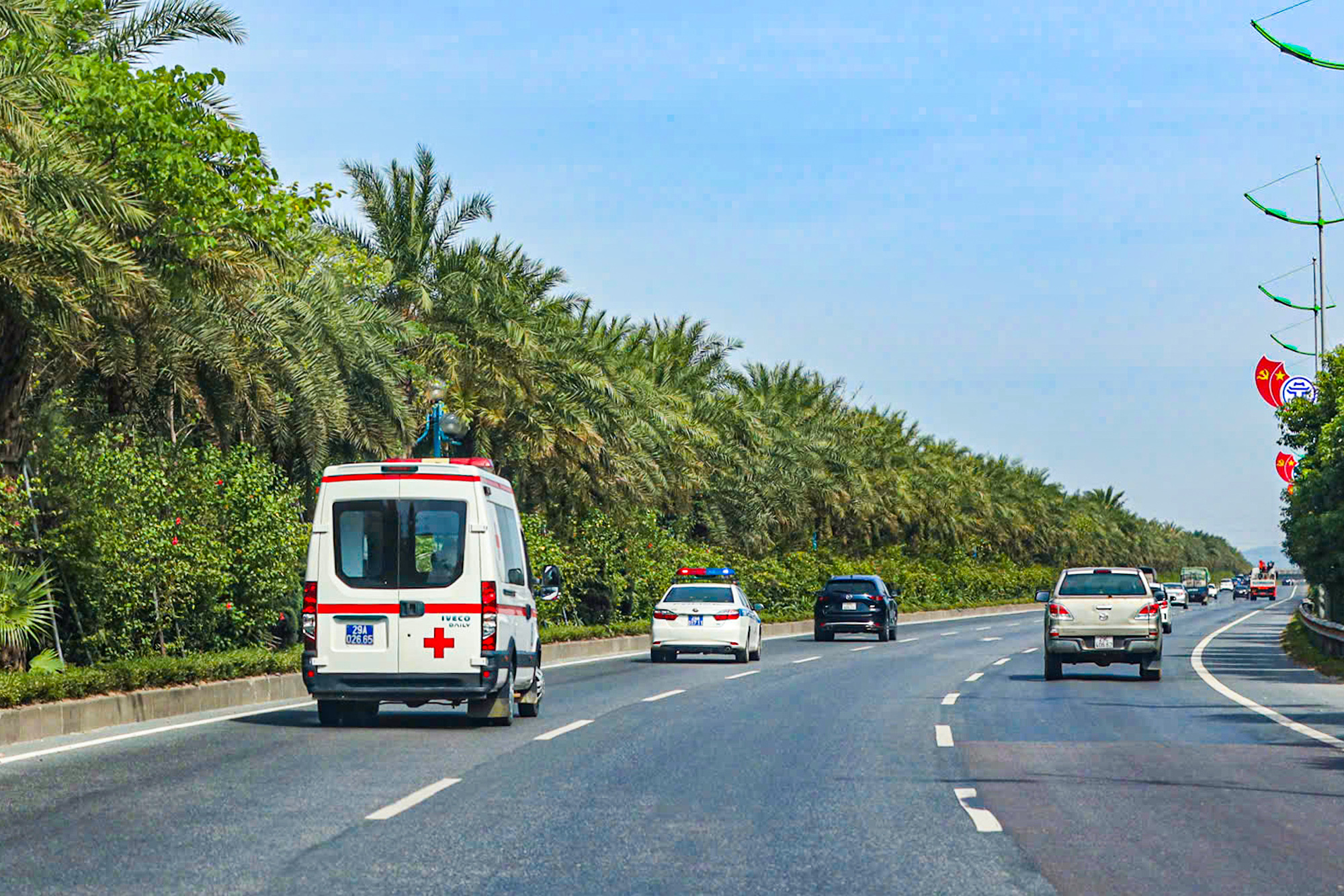 Cảnh sát giao thông Hà Nội vận chuyển trái tim được hiến tặng ra sân bay Nội Bài - Ảnh 11.