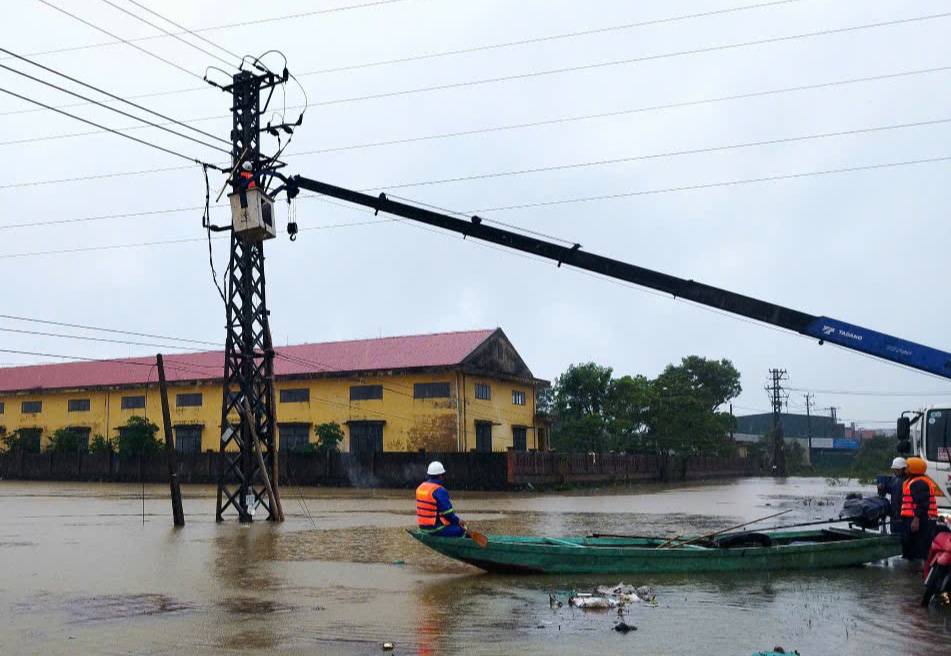 Chạy đua cấp điện cho người dân vùng bão Trà Mi khi mưa tạnh, nước rút - Ảnh 5.