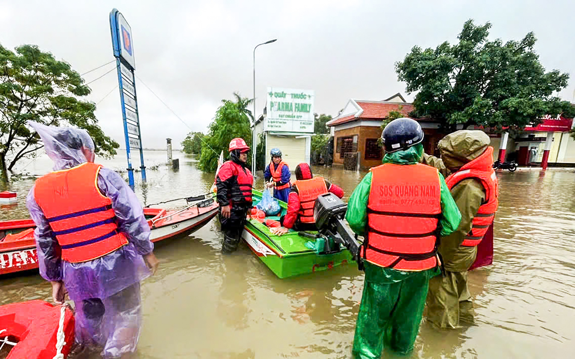 Dự báo mưa đặc biệt lớn ở miền Trung, khả năng xuất hiện áp thấp nhiệt đới trên Biển Đông - Ảnh 1.