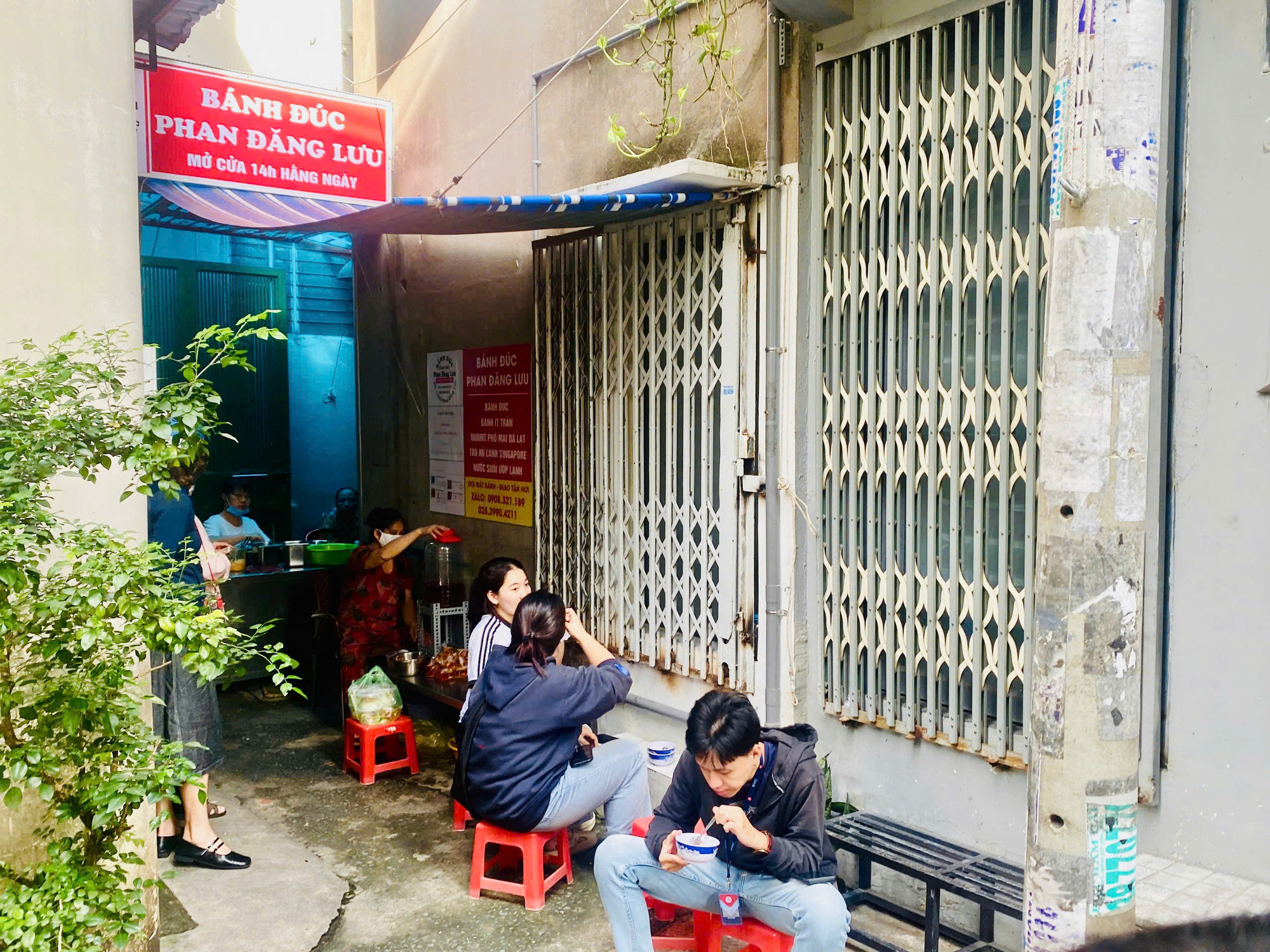 Turte de orez Phan Dang Luu într-o alee mică și simplă: 40 de ani mai târziu, încă nu uitate - Fotografia 3. Bánh đúc Phan Đăng Lưu trong hẻm nhỏ, bình dị: 40 năm rồi vẫn không quên - Ảnh 3.