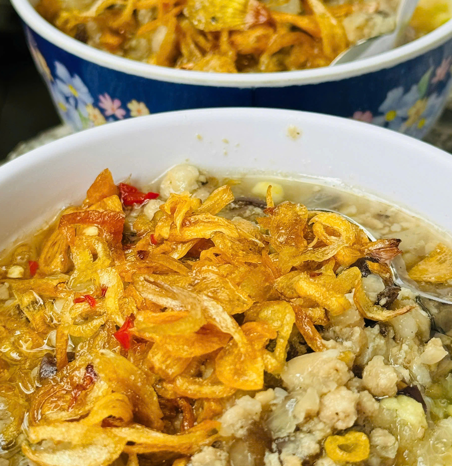 Turte de orez Phan Dang Luu într-o alee mică și simplă: 40 de ani mai târziu, încă nu uitate - Fotografia 2. Bánh đúc Phan Đăng Lưu trong hẻm nhỏ, bình dị: 40 năm rồi vẫn không quên - Ảnh 2.