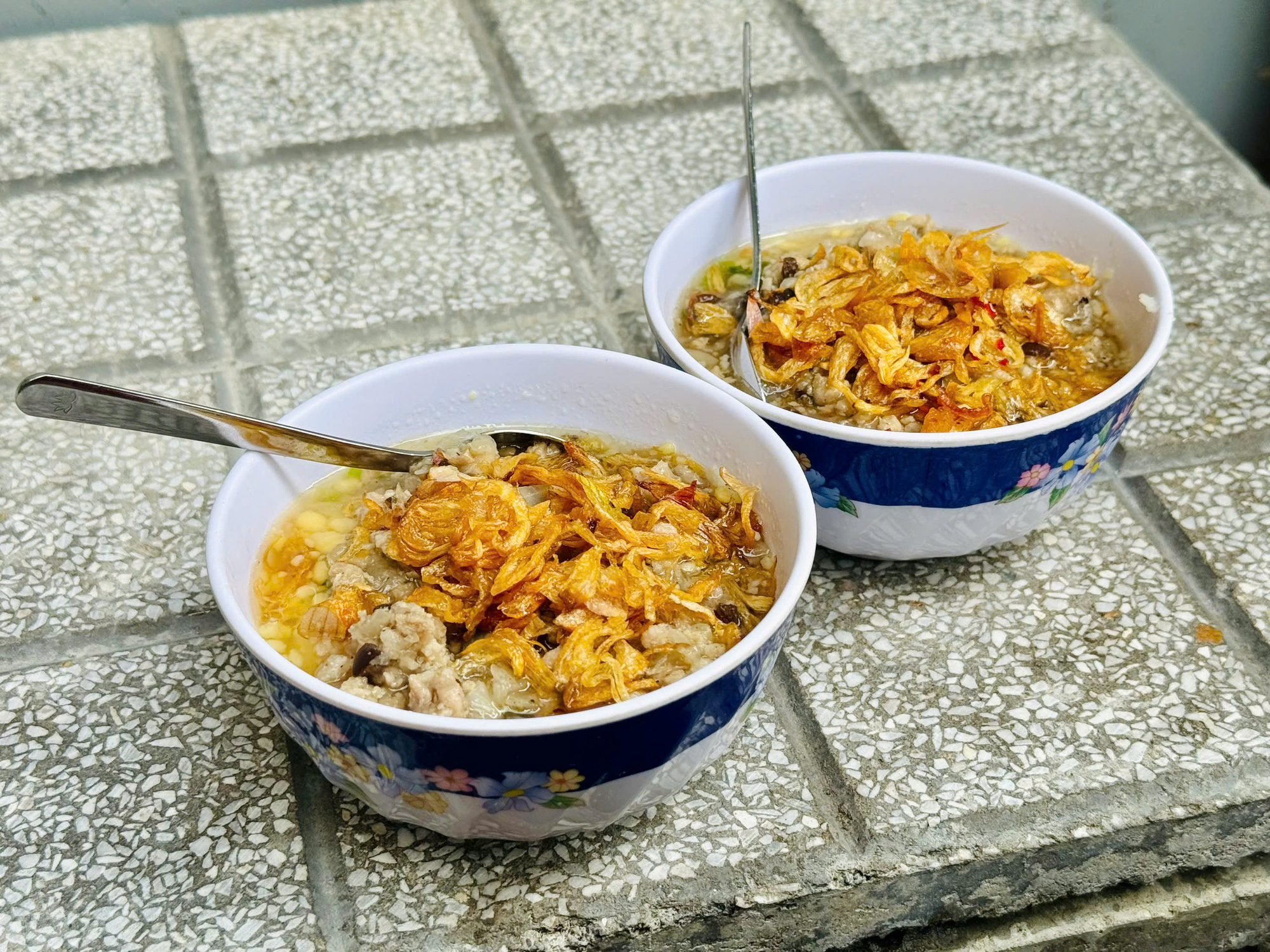 Turte de orez Phan Dang Luu într-o alee mică și simplă: 40 de ani mai târziu, încă nu uitate - Fotografia 6. Bánh đúc Phan Đăng Lưu trong hẻm nhỏ, bình dị: 40 năm rồi vẫn không quên - Ảnh 6.