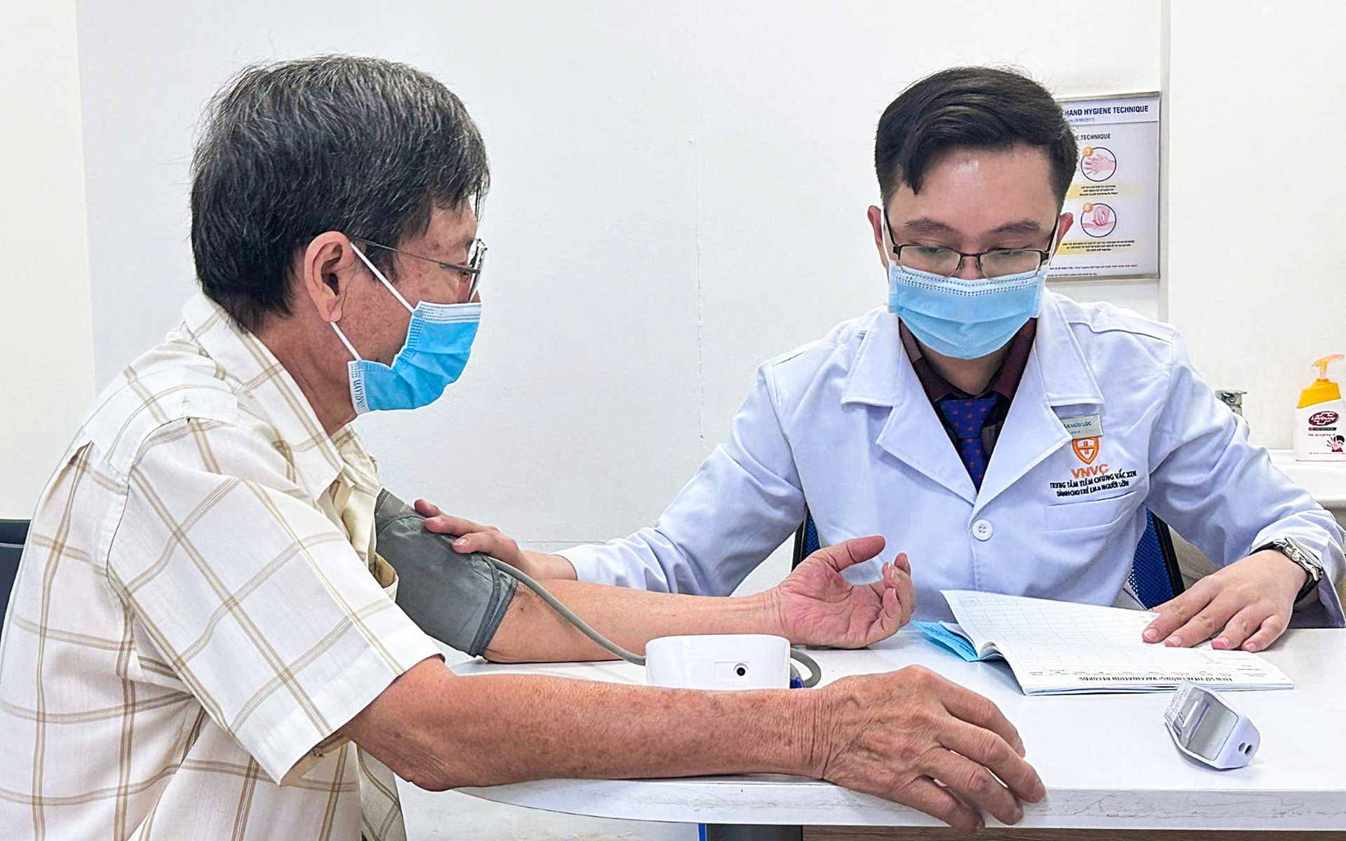 Nguy cơ mắc zona thần kinh ở Việt Nam là rất cao - Ảnh 1. Nguy cơ mắc zona thần kinh ở Việt Nam là rất cao - Ảnh 2.