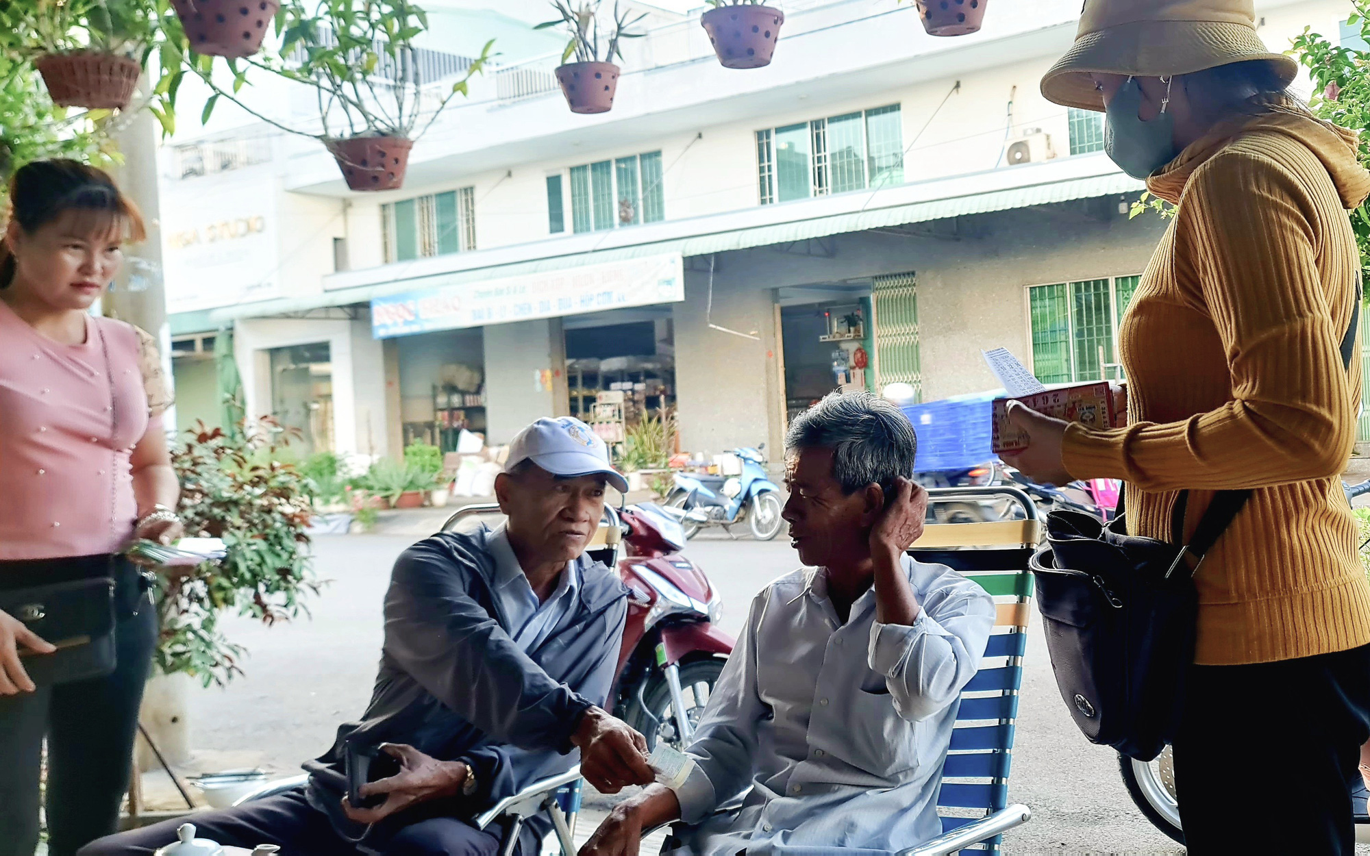 Khóc, cười giấc mơ đổi đời từ vé số - Kỳ 6: Trúng 100.000 đồng rồi mơ độc đắc tiền tỉ - Ảnh 3.