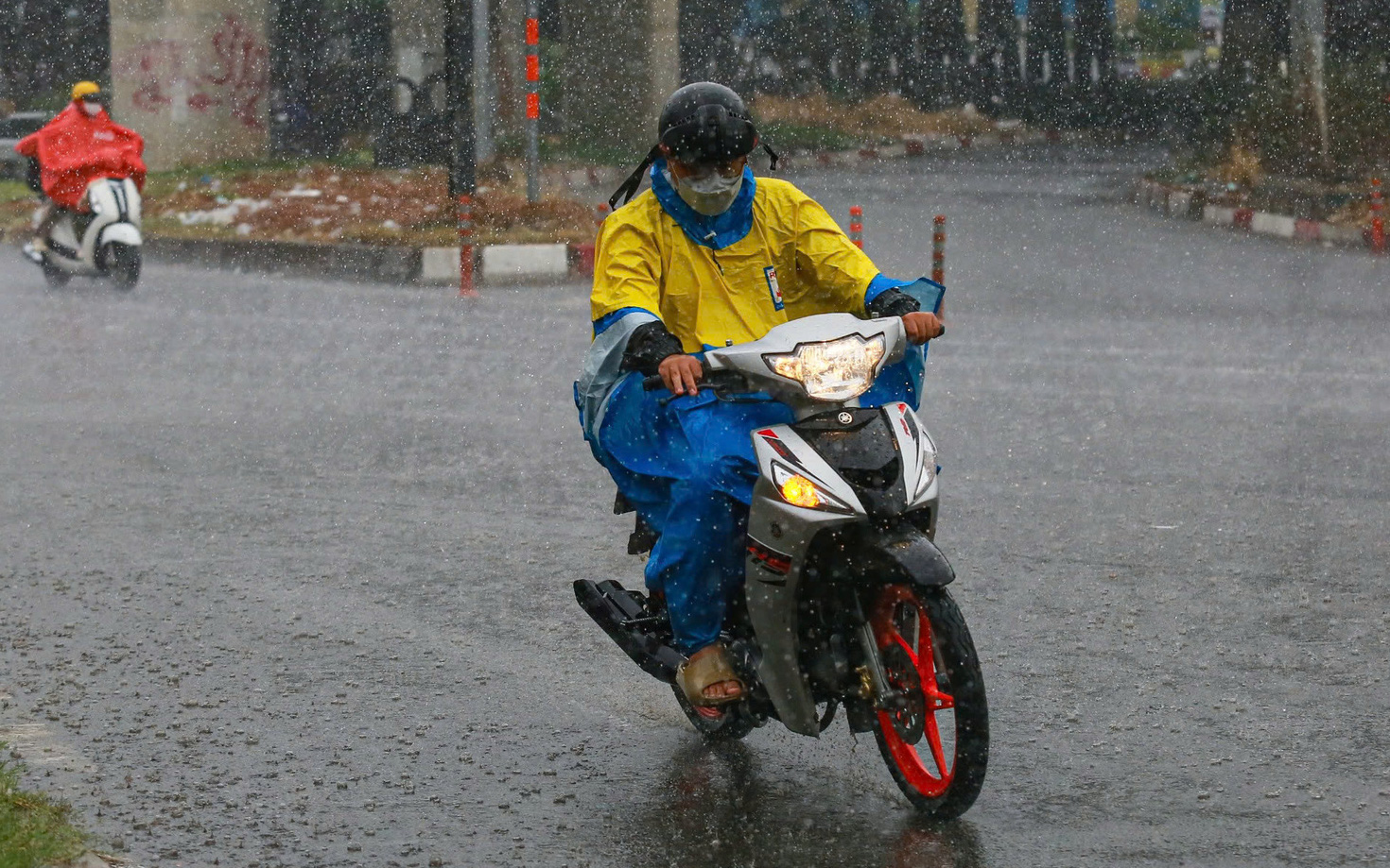 Thời tiết hôm nay 4-10: Bắc Bộ lạnh, sương mù, Nam Bộ trời mưa to - Ảnh 2.