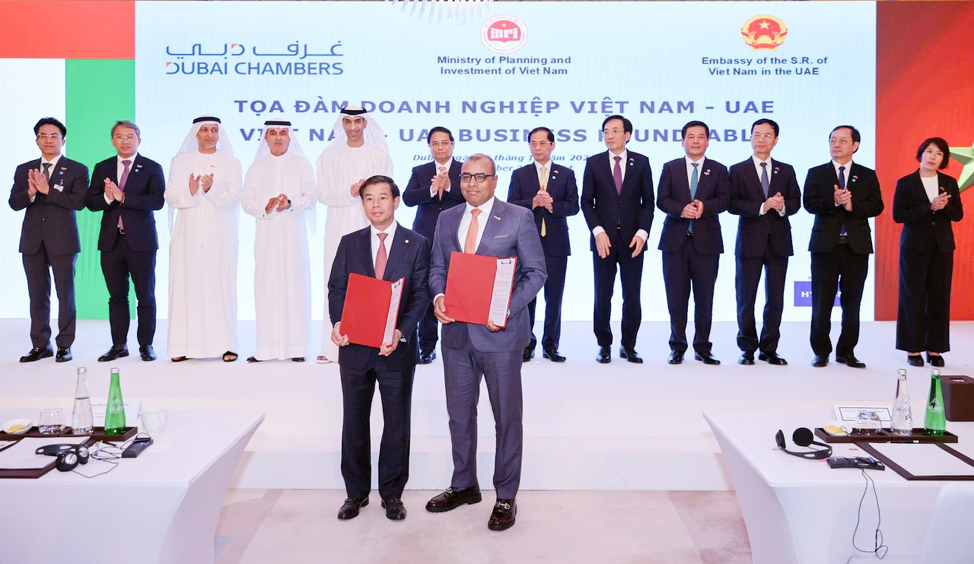 VinFast dan UAE mempromosikan pengangkutan hijau - Foto 1. VinFast cùng UAE thúc đẩy giao thông xanh - Ảnh 1.