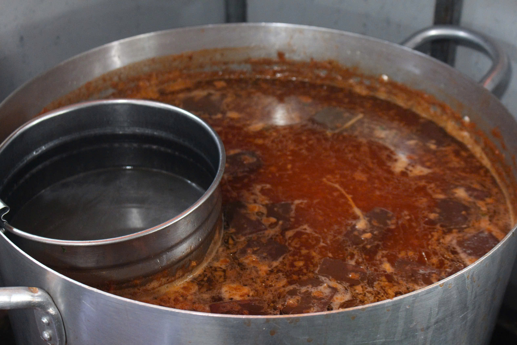 Pelanggan melakukan perjalanan jauh di siang hari untuk makan sup mie udang mantis di Cay Bang di Can Gio - Foto 10. Khách vượt đường xa ăn bánh canh tôm tít Cây Bàng ở mãi Cần Giờ - Ảnh 9.