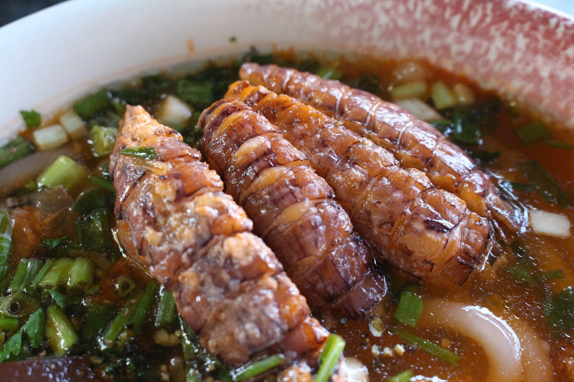Pelanggan melakukan perjalanan jauh di siang hari untuk makan sup mie udang mantis di Cay Bang di Can Gio - Foto 7. Khách vượt đường xa trong ngày để ăn bánh canh tôm tít Cây Bàng ở Cần Giờ - Ảnh 7.