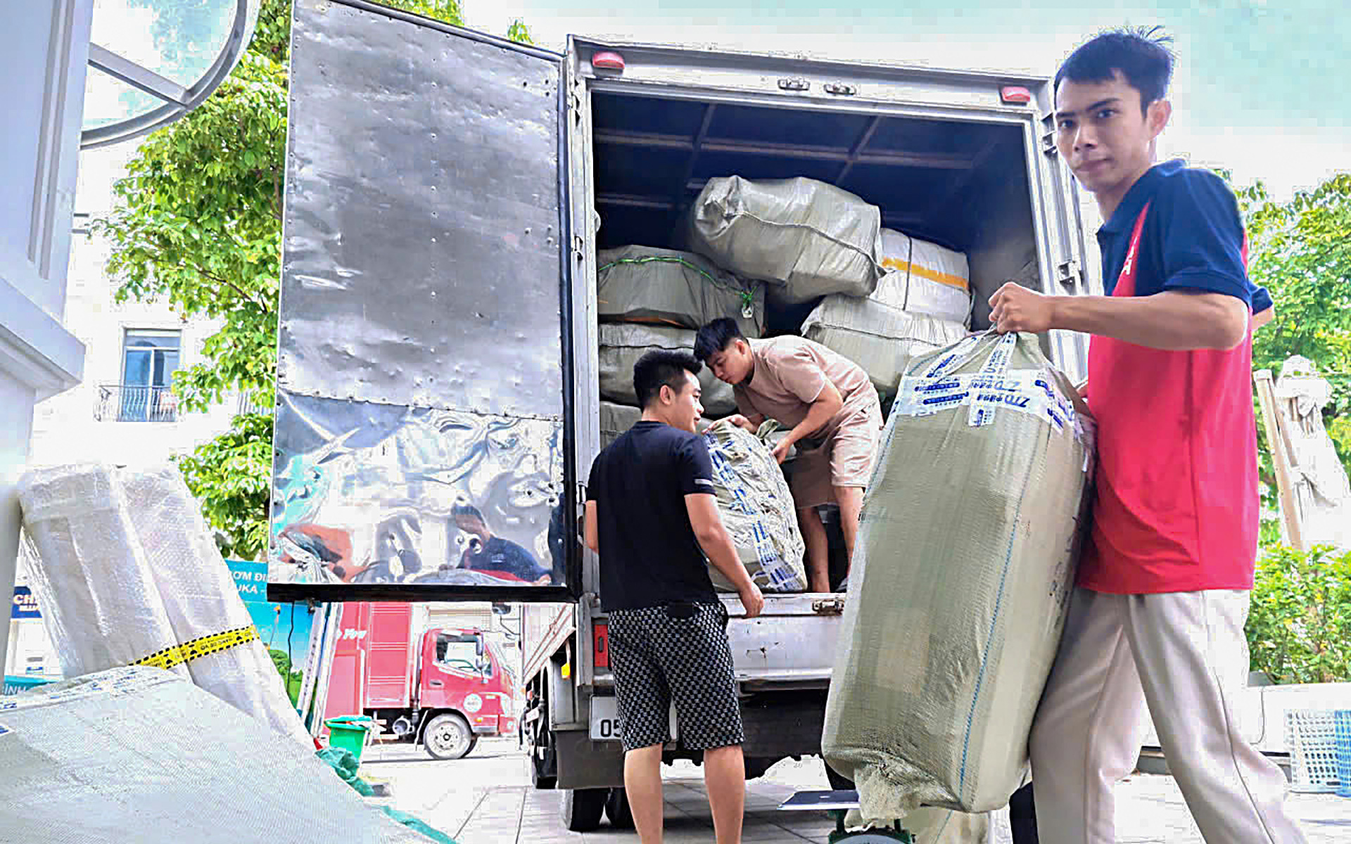 Bạn đọc nước ngoài quan ngại cơn lốc hàng nhập giá rẻ - Ảnh 2.