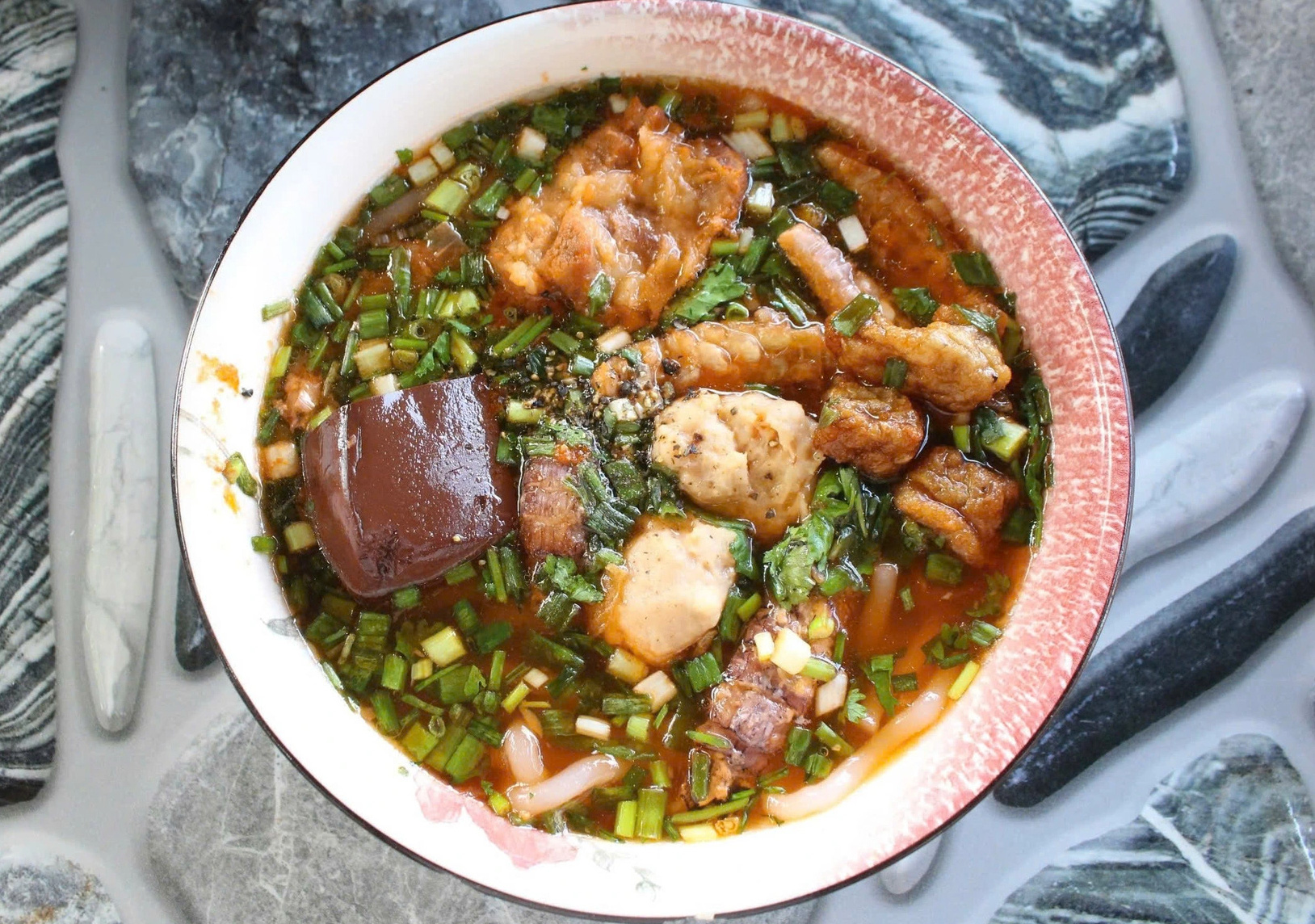Pelanggan melakukan perjalanan jauh di siang hari untuk makan sup mie udang mantis di Cay Bang di Can Gio - Foto 9. Khách vượt đường xa trong ngày để ăn bánh canh tôm tít Cây Bàng ở Cần Giờ - Ảnh 9.