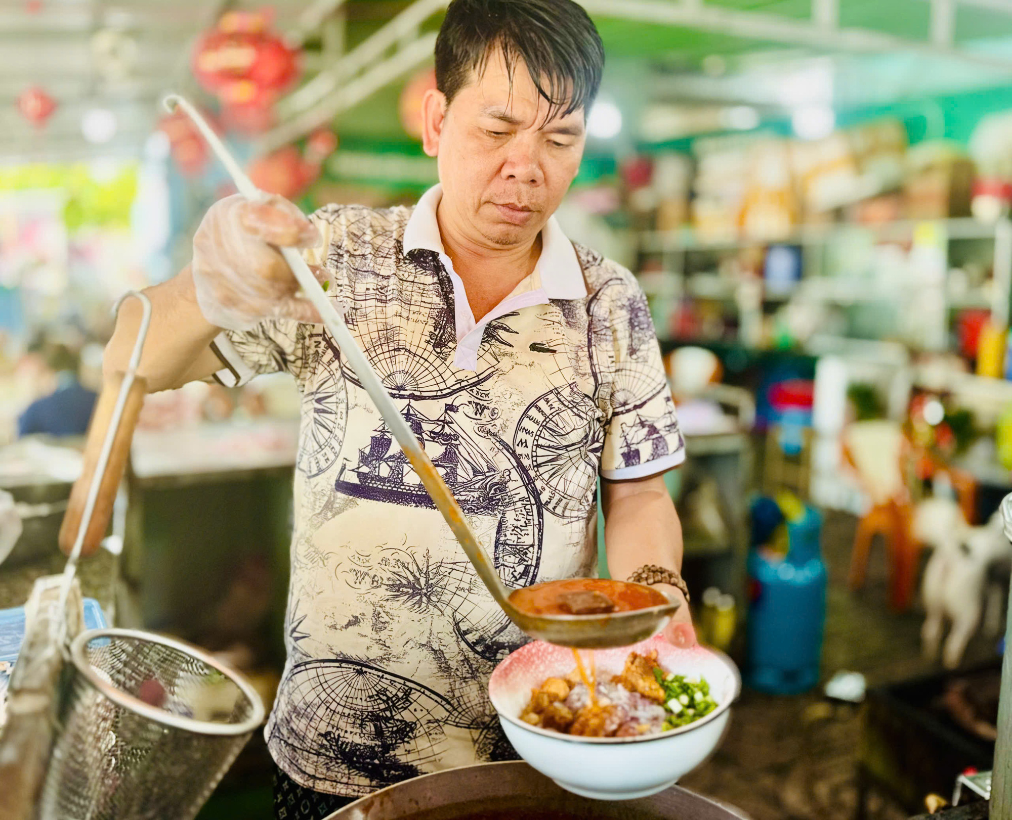 Pelanggan melakukan perjalanan jauh di siang hari untuk makan sup mie udang mantis di Cay Bang di Can Gio - Foto 8. Khách vượt đường xa trong ngày để ăn bánh canh tôm tít Cây Bàng ở Cần Giờ - Ảnh 8.