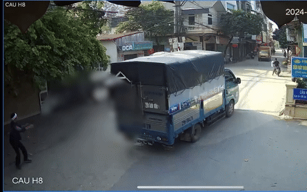 Ô tô đâm vào đám tang làm nhiều người bị thương - Ảnh 2.