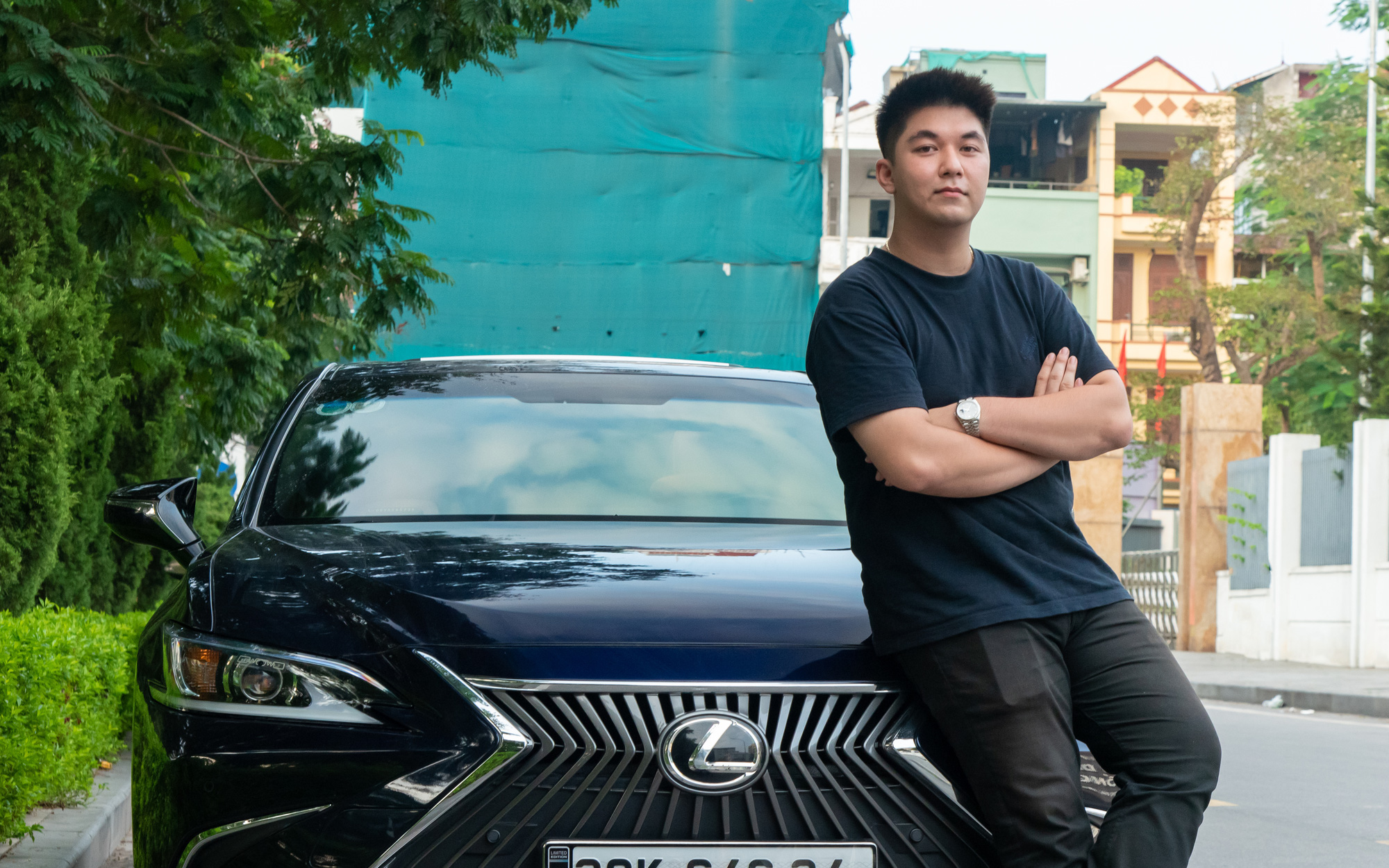 Rò rỉ ảnh Lexus ES mới trên đường vận chuyển - Ảnh 1.