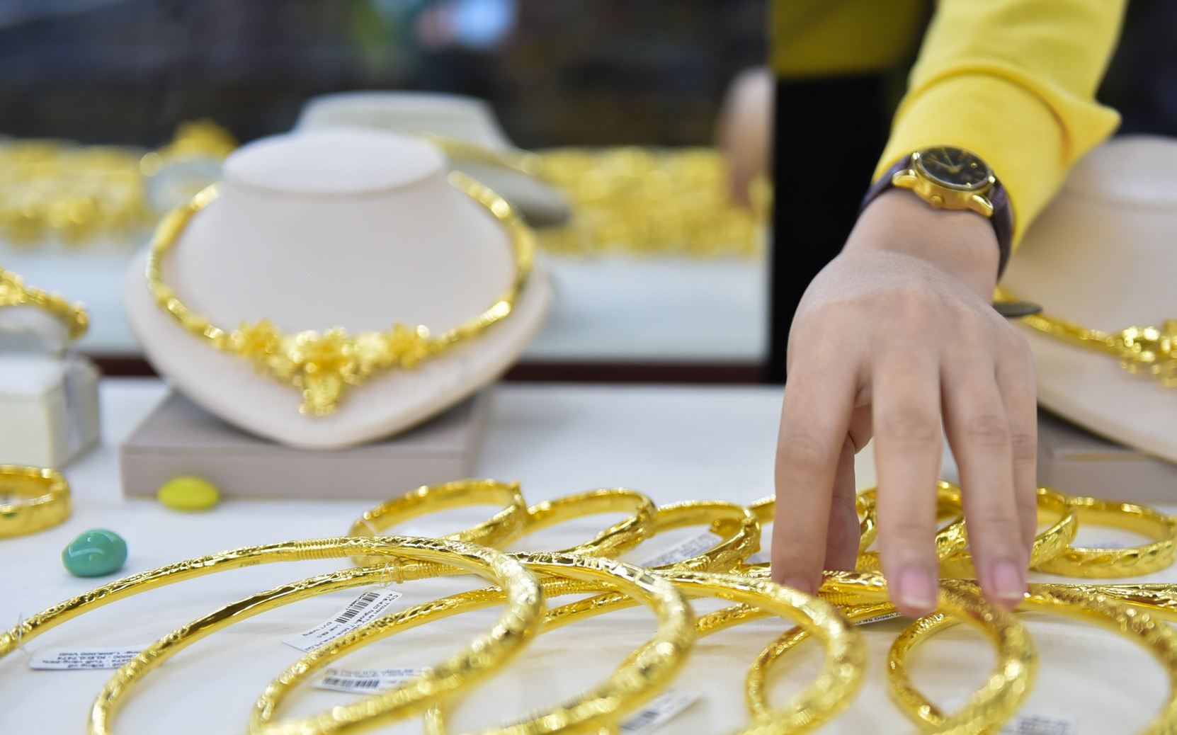 Sốc: Giá vàng nhẫn 9999 bốc hơi 3,8 triệu đồng/lượng, có nơi giảm sâu hơn - Ảnh 2.