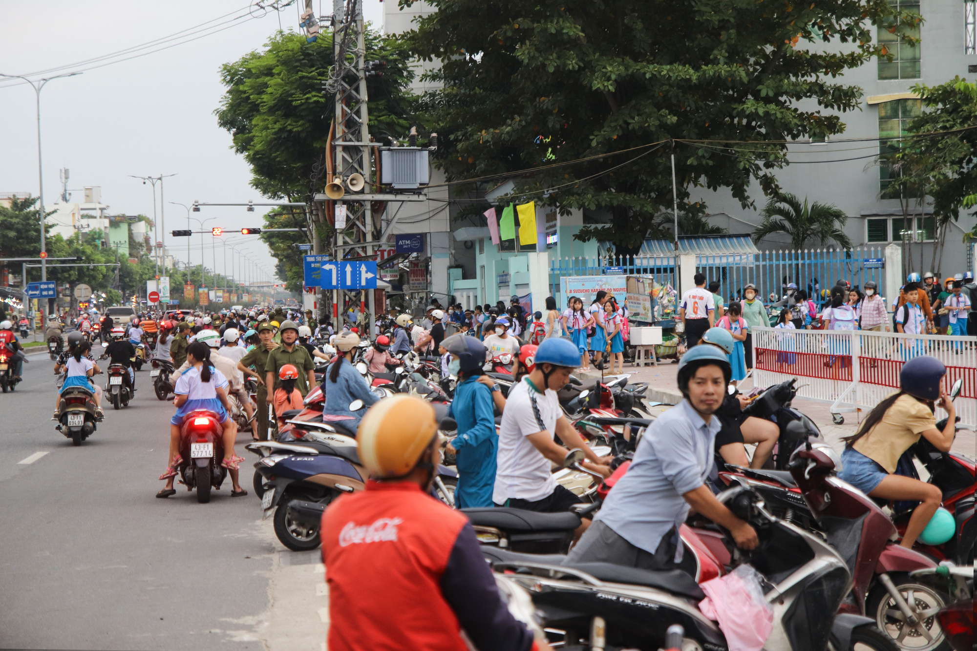 Đà Nẵng: Người xe bát nháo trước cổng trường học - Ảnh 3.