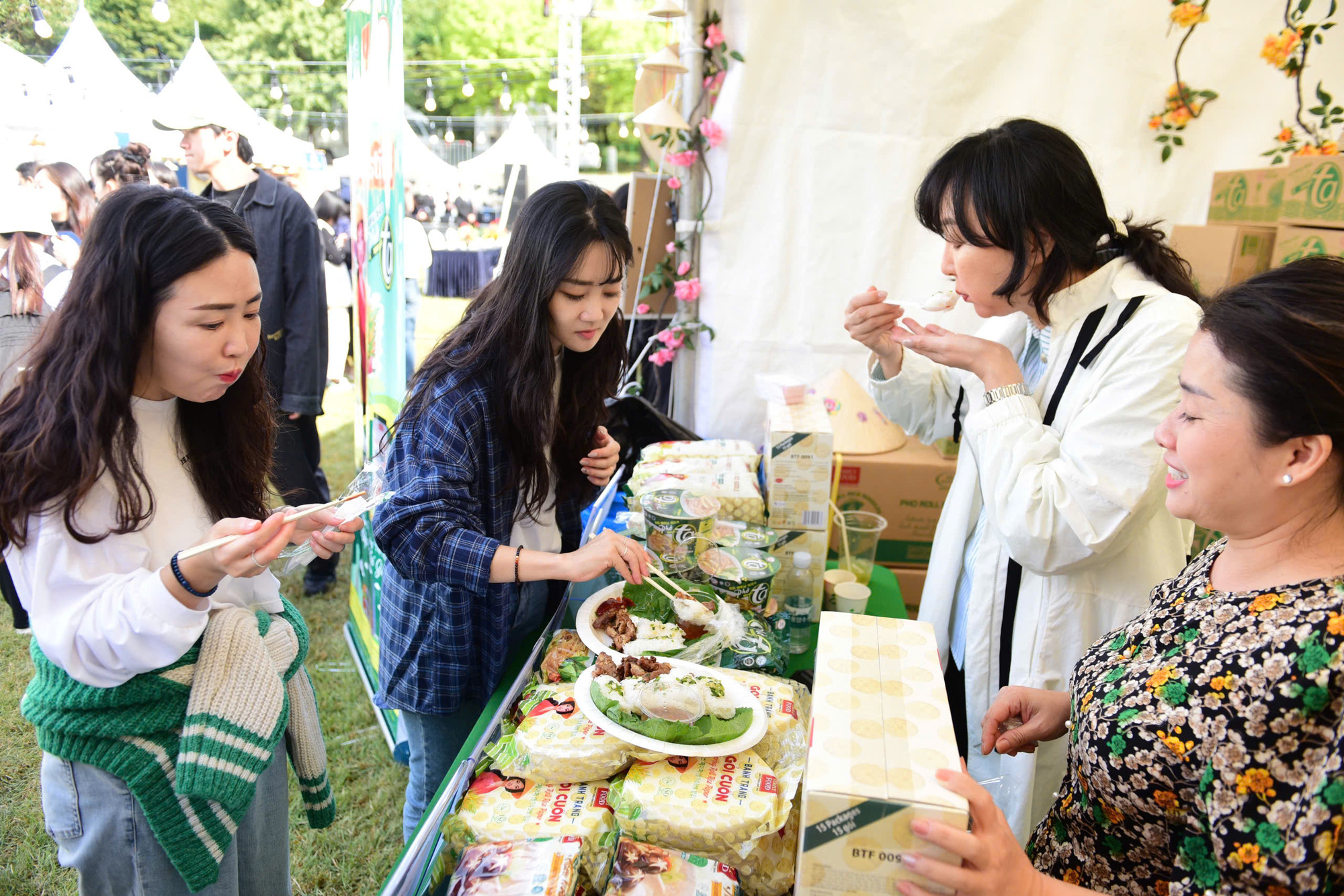 Vietnam Phở Festival 2024: Khách xếp hàng dài, bánh mì, chả giò cũng 'cháy hàng' - Ảnh 3.