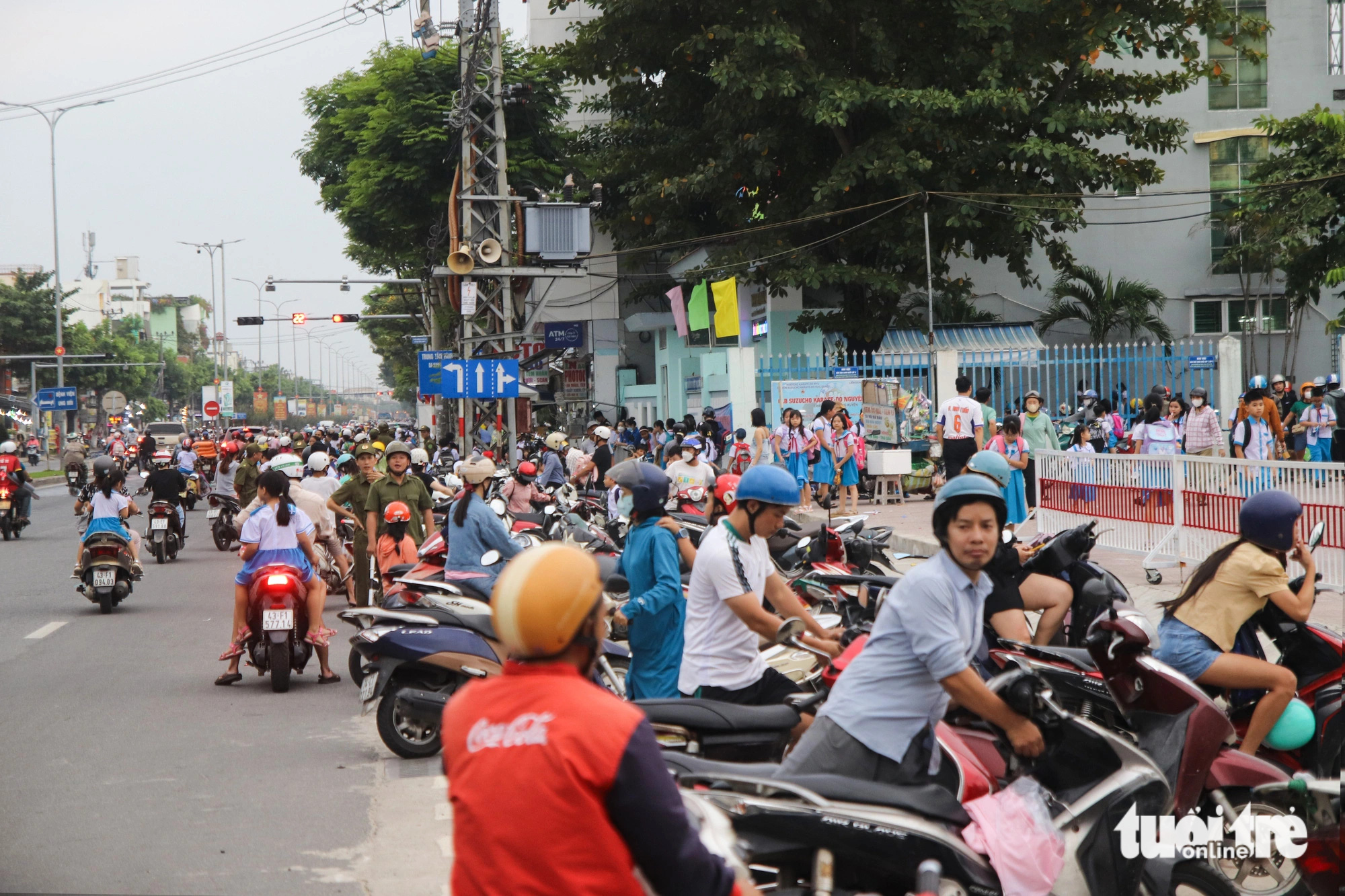 Đà Nẵng: Người xe bát nháo trước cổng trường học - Ảnh 3.