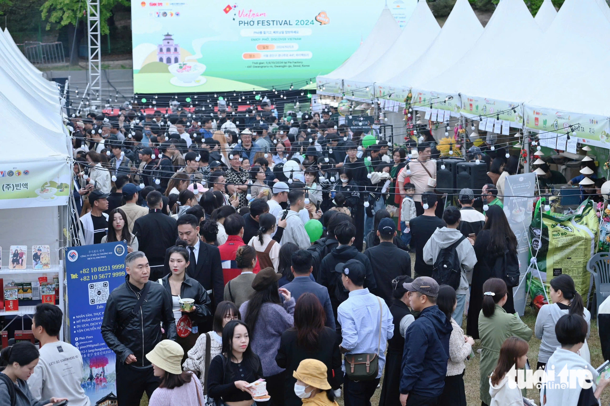 Khách đến Vietnam Phở Festival tại Seoul tăng vọt, các gian hàng gấp rút bổ sung nguyên liệu - Ảnh 1.